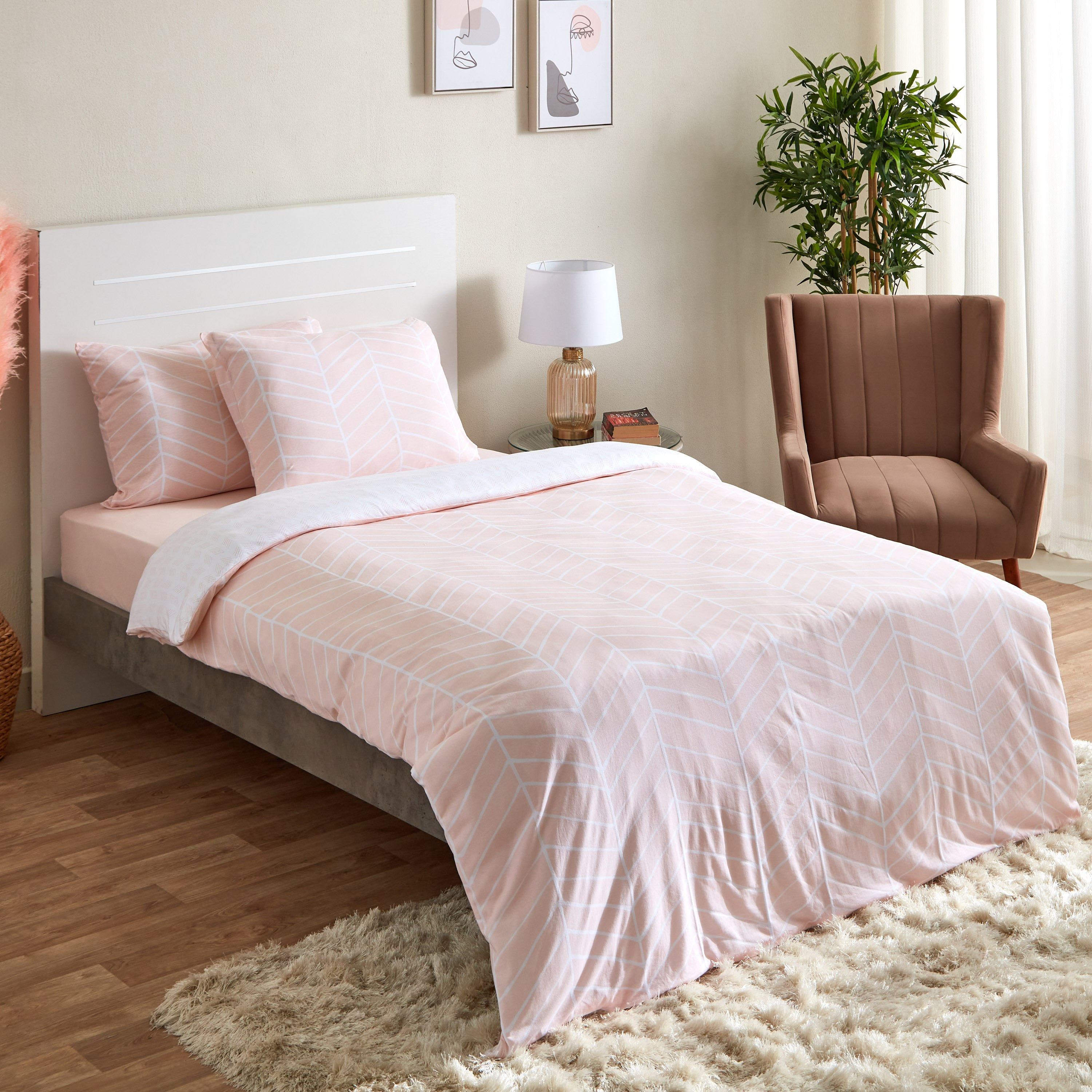 طقم لحاف مزدوج جيرسي بطبعات شيفرون قابل للانعكاس 4 قطع من سوبر سوفت - 160x220 سم-hbxhomeware-hbxdecorandfurnishings-image-1