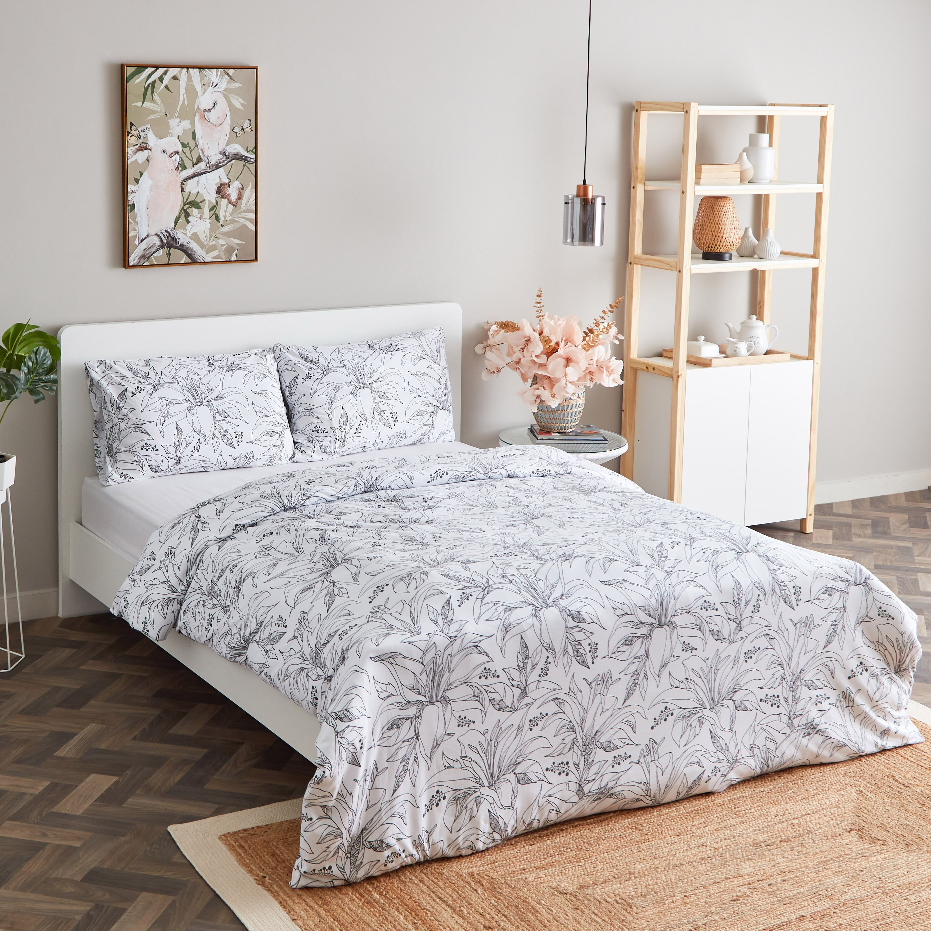 طقم غطاء لحاف جيرسي كوين 4 قطع بطبعات زنبق مزخرف على وجهين من سوبر سوفت - 200x240 سم-hbxhomeware-hbxdecorandfurnishings-image-1