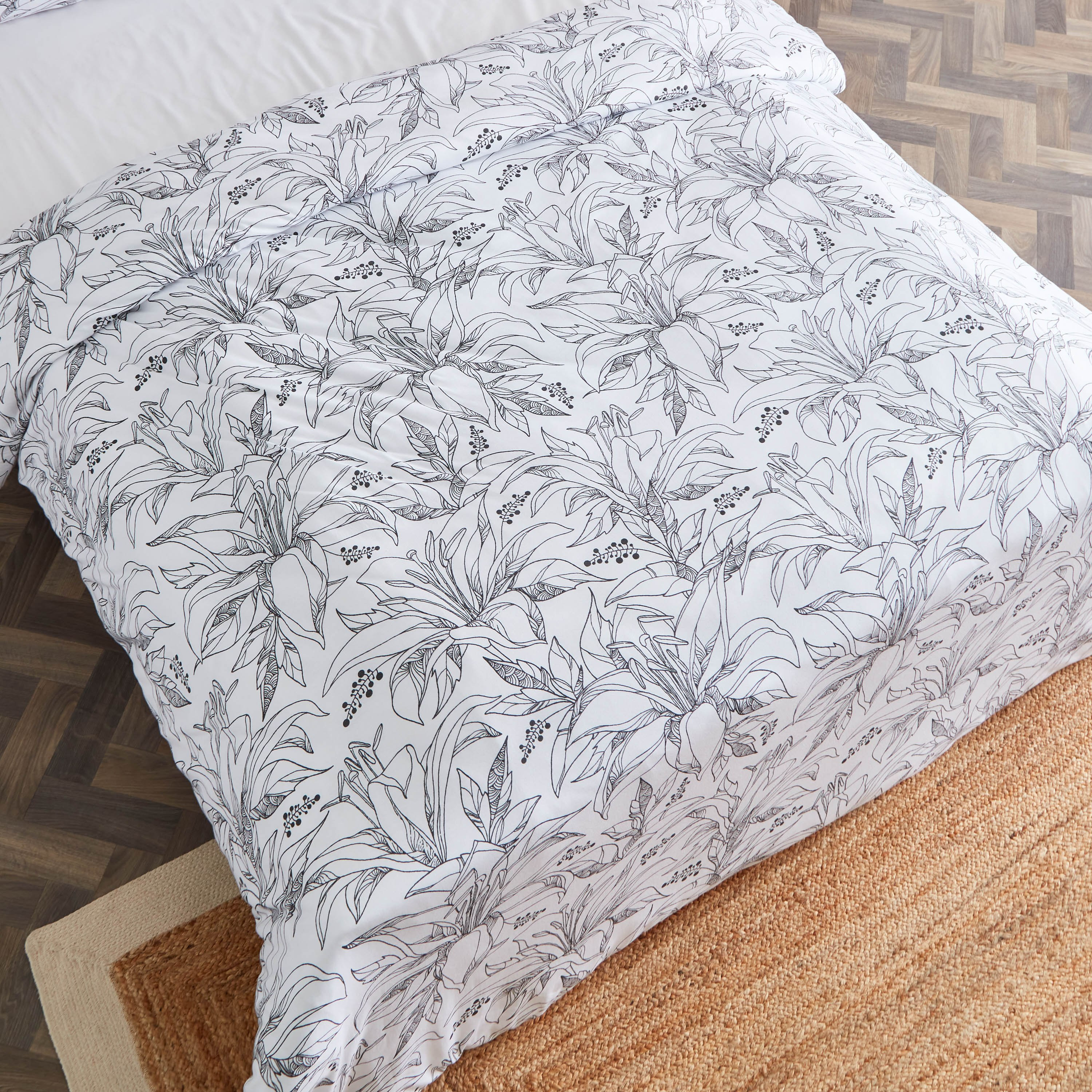 طقم غطاء لحاف جيرسي كوين 4 قطع بطبعات زنبق مزخرف على وجهين من سوبر سوفت - 200x240 سم-hbxhomeware-hbxdecorandfurnishings-image-4