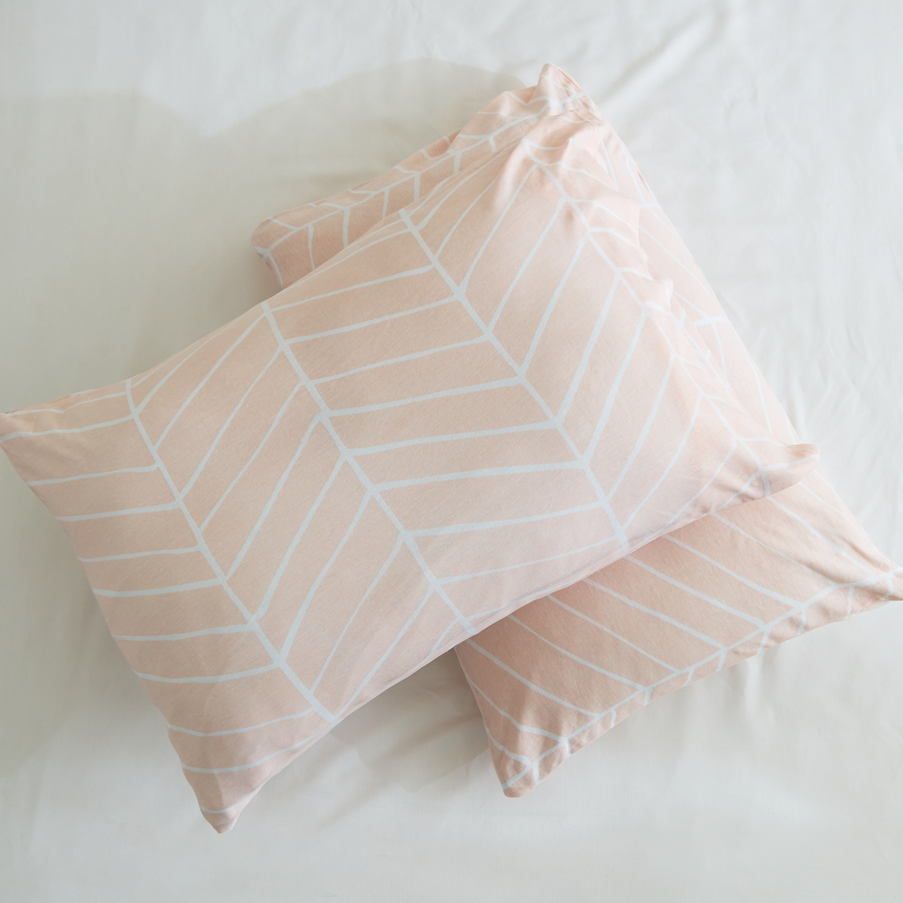 طقم غطاء وسادة جيرسي يستخدم على الوجهين قطعتين بطبعات شيفرون من سوبر سوفت - 50x75 سم-hbxhomeware-hbxbedroom-image-3