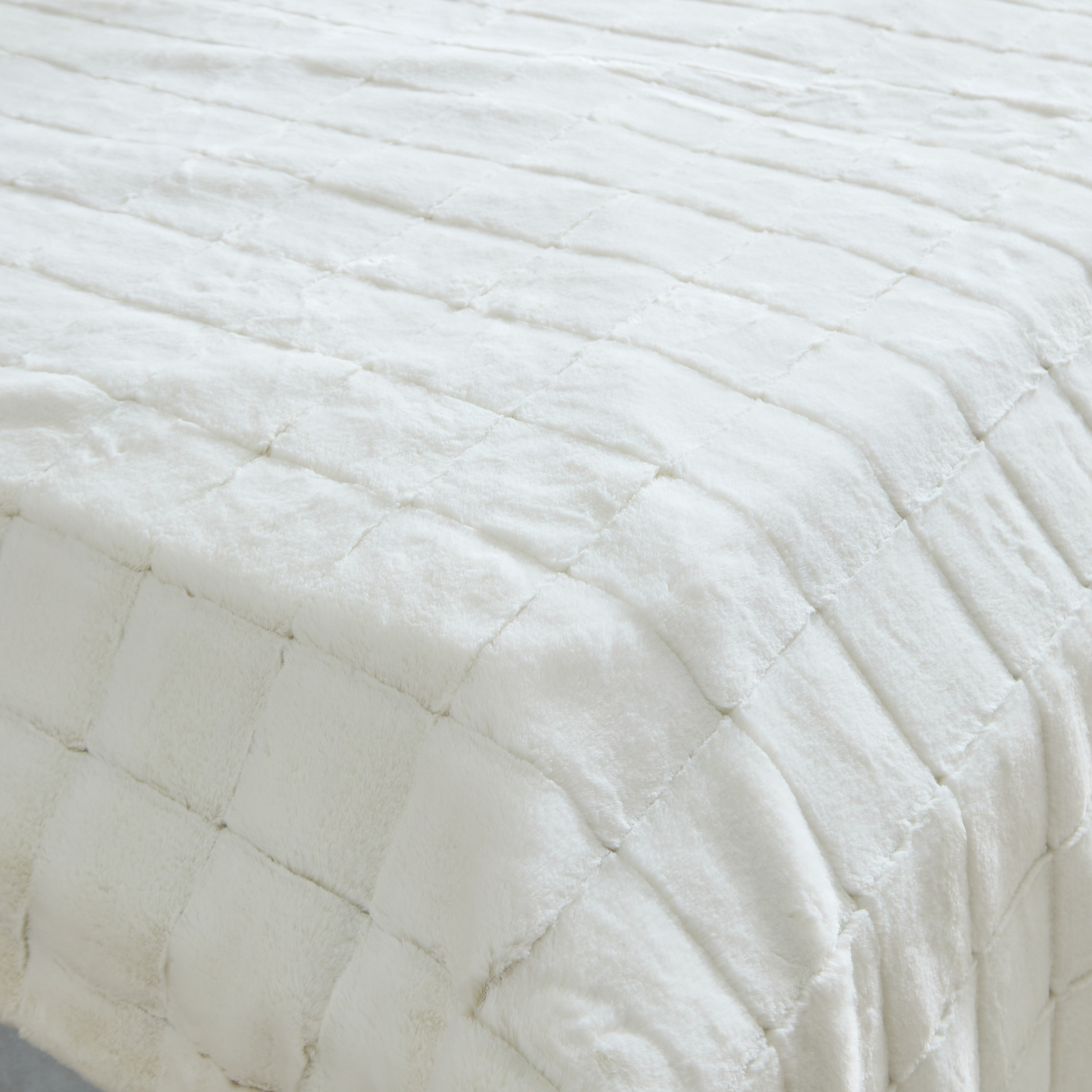 Lia Faux Fur Double Layer Queen Blanket - 220x200 cm-hbxhomeware-hbxbedroom-image-3
