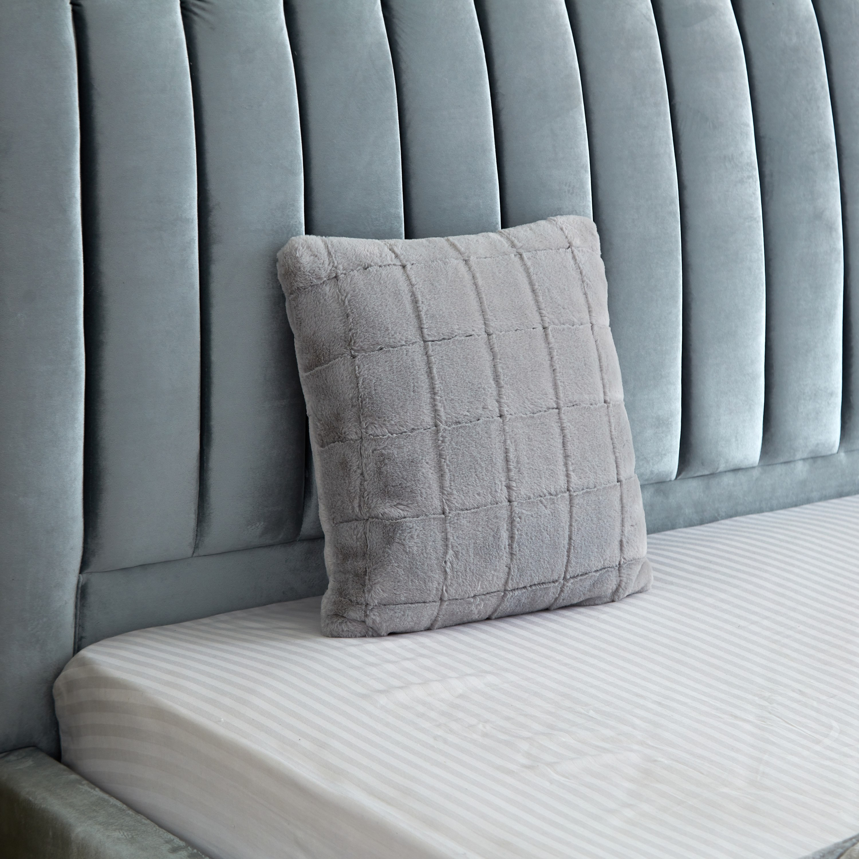 وسادة فرو صناعي محشوة من ليا - 45x45 سم-hbxlivingroom-furnishings-cushionsandcovers-filledcushions-image-1