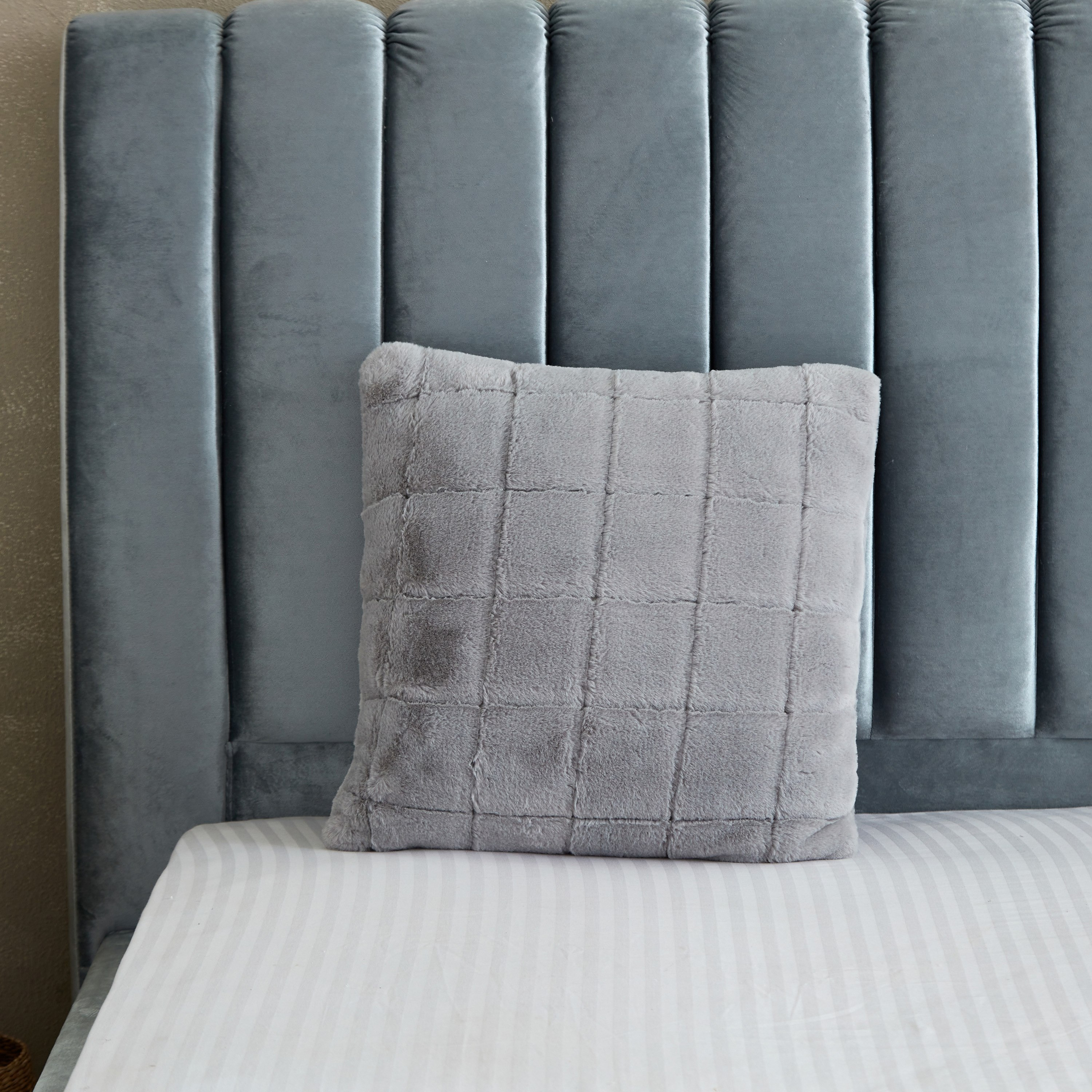 وسادة فرو صناعي محشوة من ليا - 45x45 سم-hbxlivingroom-furnishings-cushionsandcovers-filledcushions-image-2