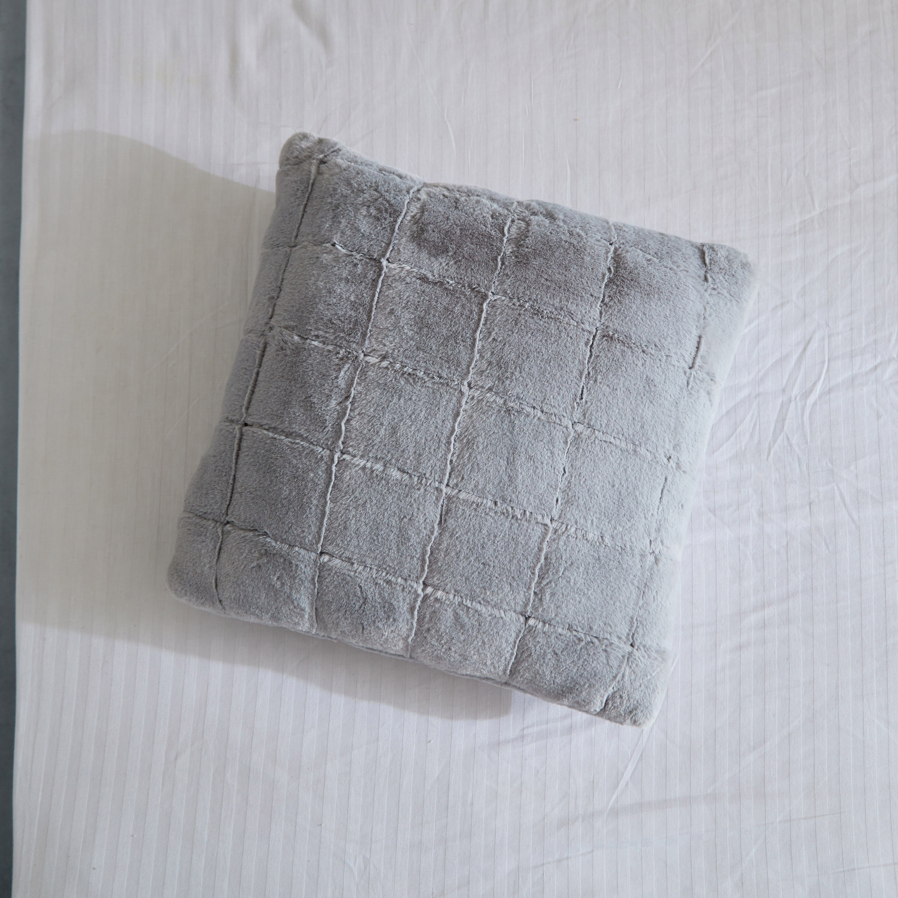 وسادة فرو صناعي محشوة من ليا - 45x45 سم-hbxlivingroom-furnishings-cushionsandcovers-filledcushions-image-3