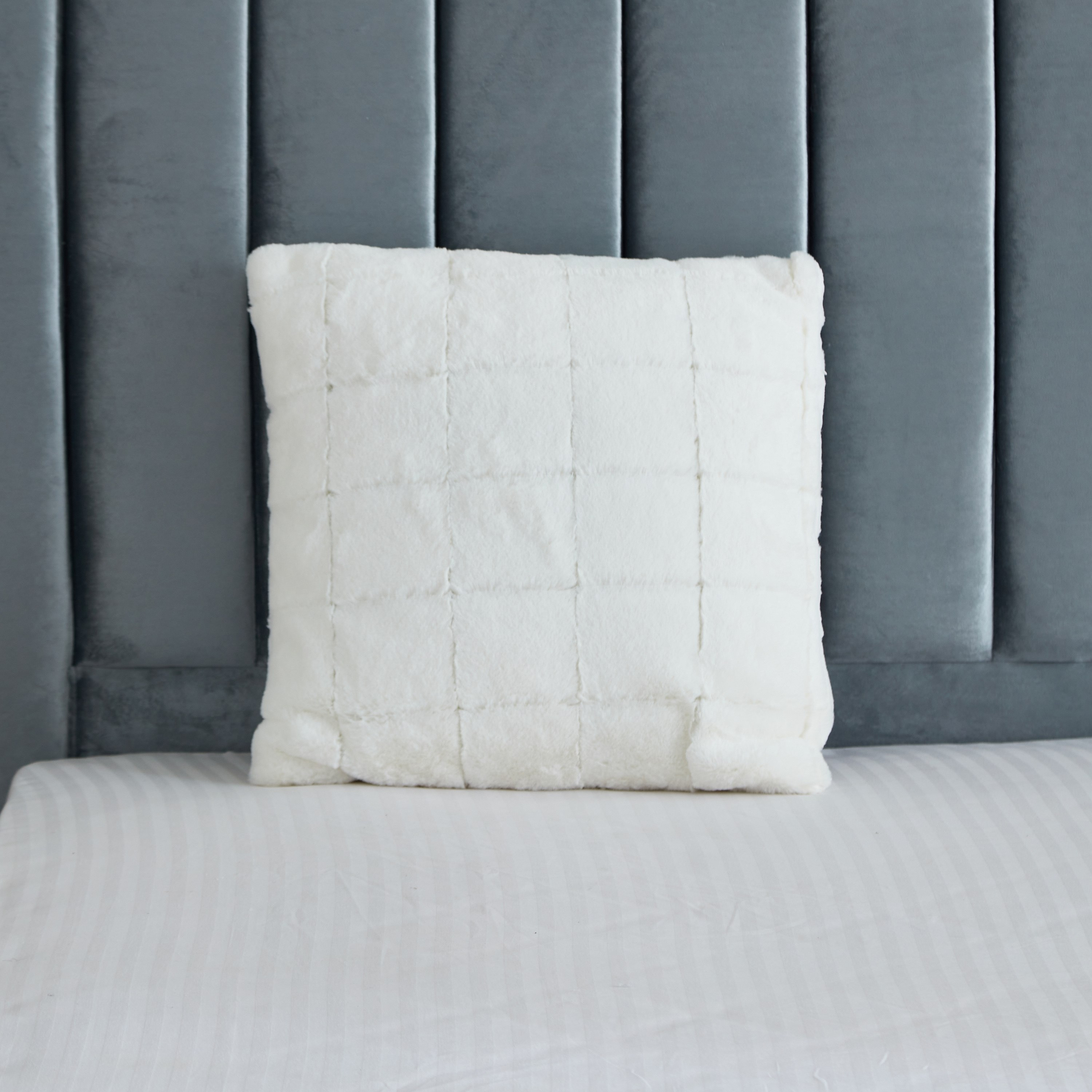 وسادة فرو صناعي محشوة من ليا - 45x45 سم-hbxlivingroom-furnishings-cushionsandcovers-filledcushions-image-2