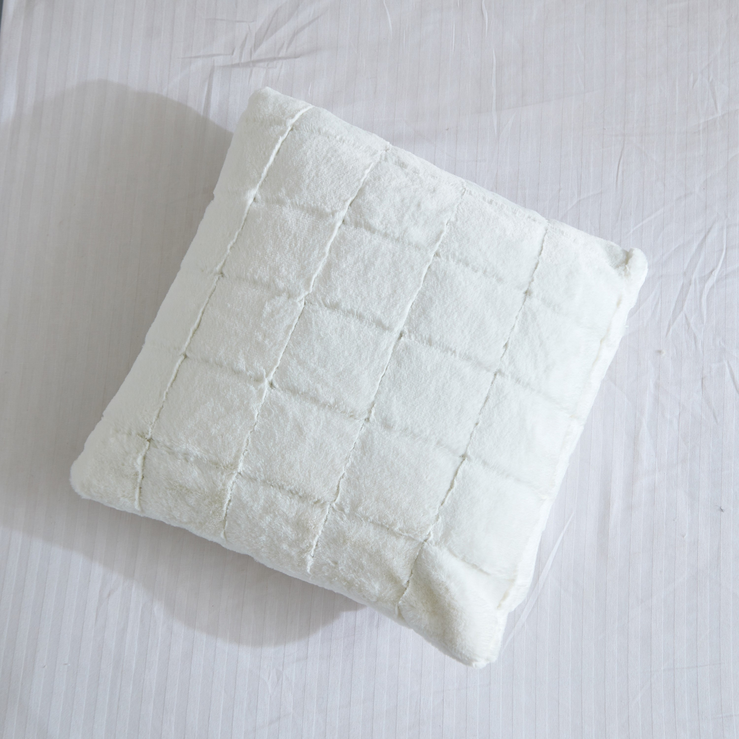 وسادة فرو صناعي محشوة من ليا - 45x45 سم-hbxlivingroom-furnishings-cushionsandcovers-filledcushions-image-3