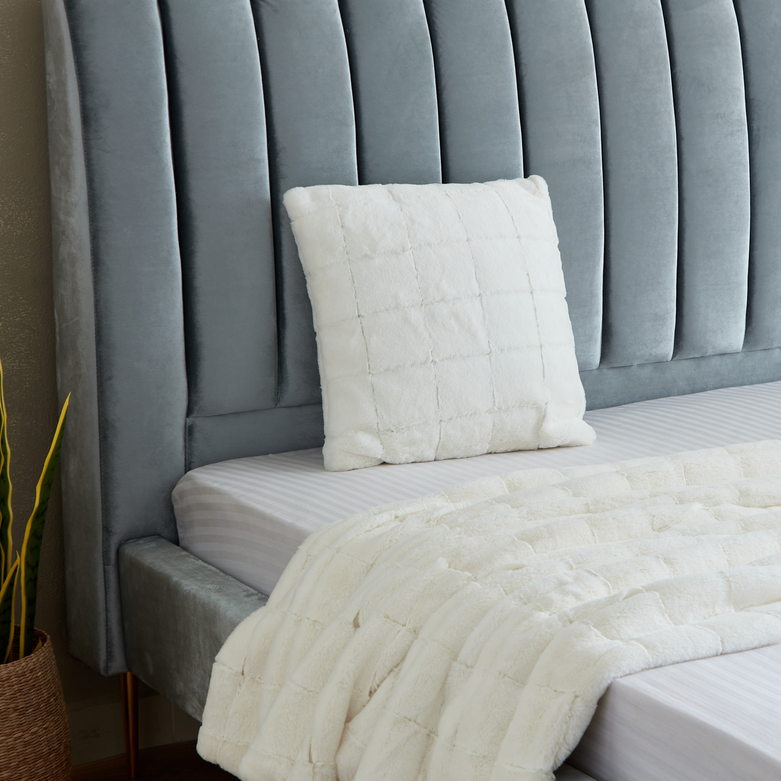 وسادة فرو صناعي محشوة من ليا - 45x45 سم-hbxlivingroom-furnishings-cushionsandcovers-filledcushions-image-6