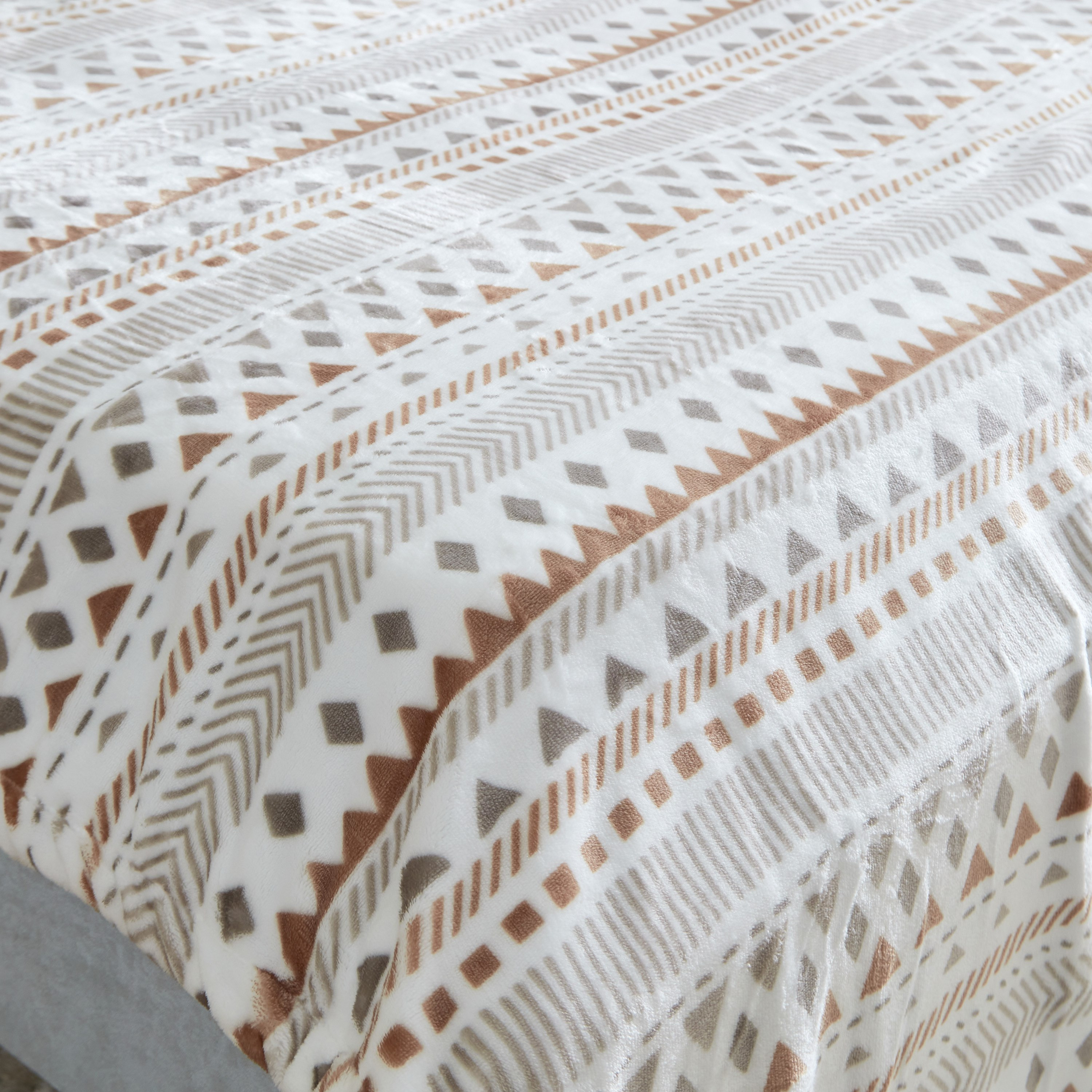 بطانية فلانيل شيربا بحجم مزدوج وطبعات سامارا من براكستون - 150x200 سم-hbxhomeware-hbxbedroom-image-4