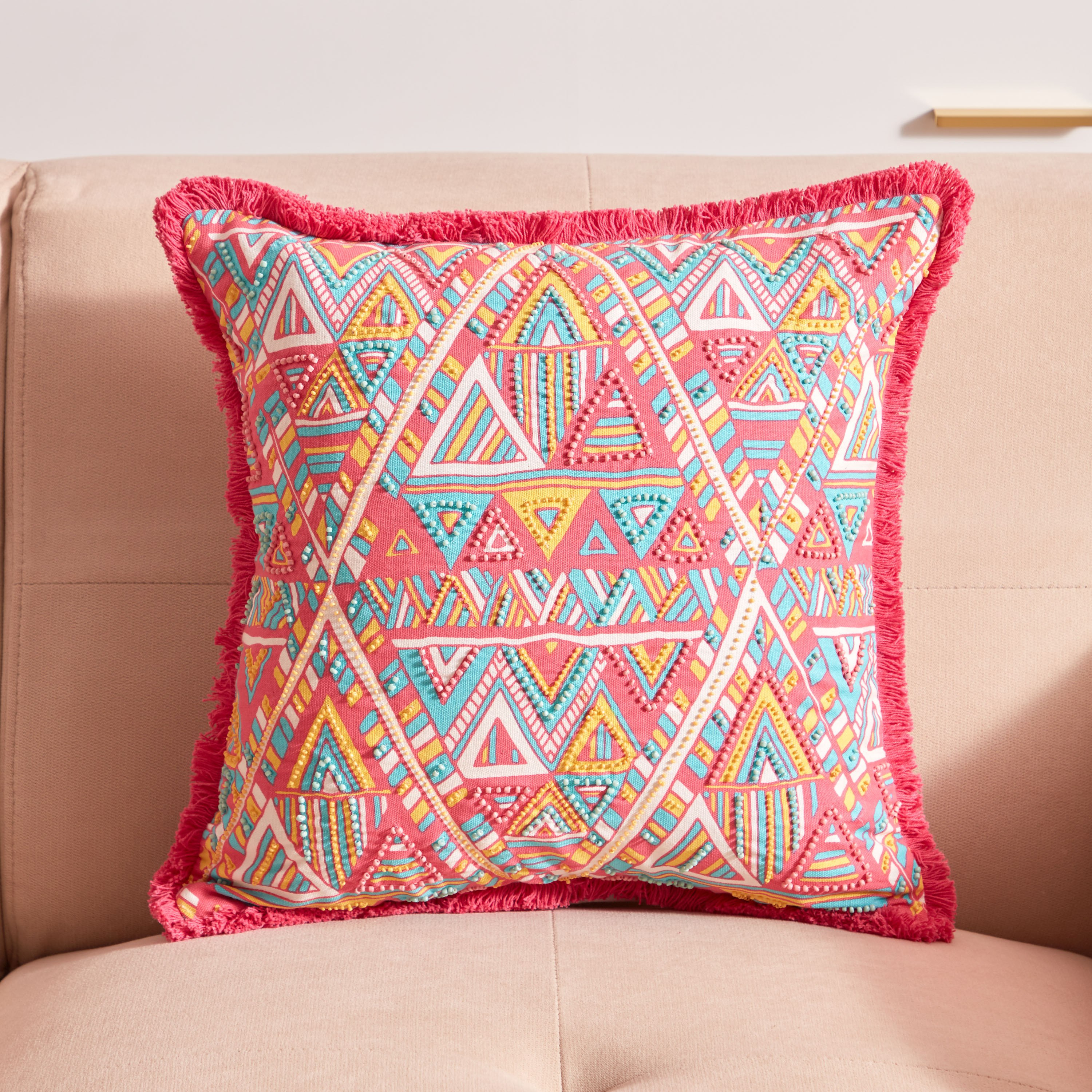 وسادة محشوة مزيّنة بالخرز بطبعات مثلثات هندسية من مويرانج - 40x40 سم-hbxlivingroom-furnishings-cushionsandcovers-filledcushions-image-1