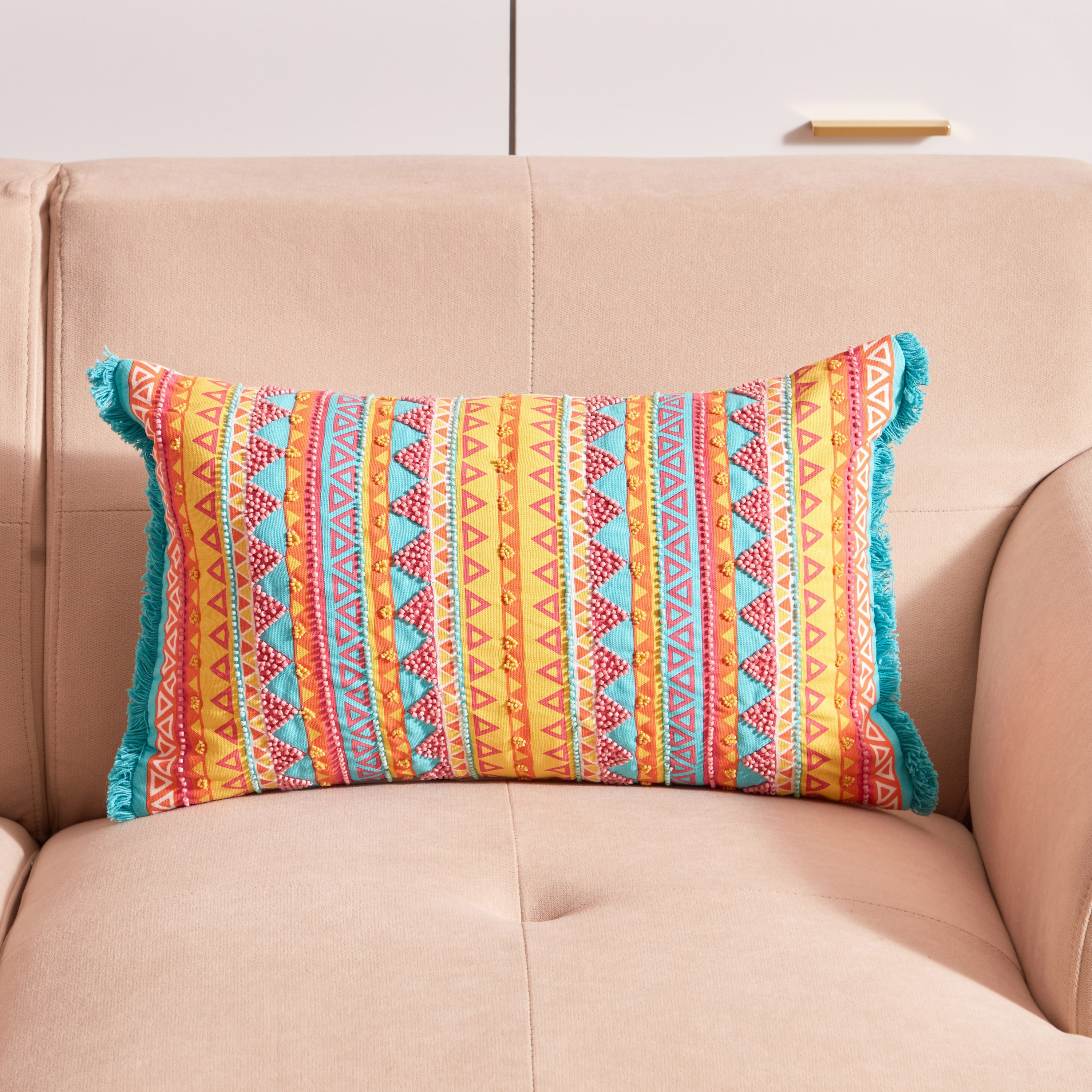وسادة محشوة مزينة بالخرز بطبعات مثلثات هندسية نيرو من مويرانج - 30x50 سم-hbxlivingroom-furnishings-cushionsandcovers-filledcushions-image-1