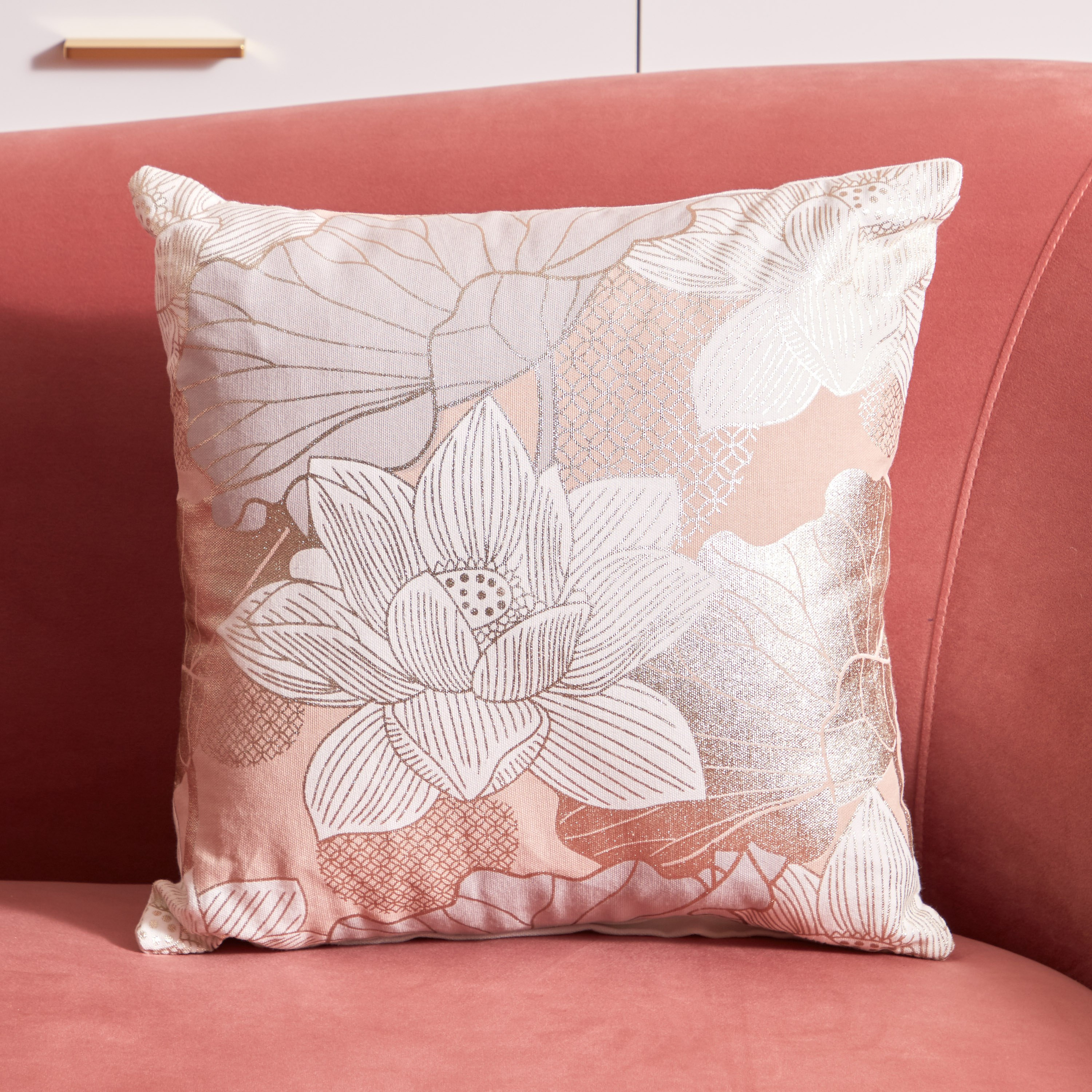 وسادة محشوة بطبعات رقمية وفويل من آمبوج - 40x40 سم-hbxlivingroom-furnishings-cushionsandcovers-filledcushions-image-1