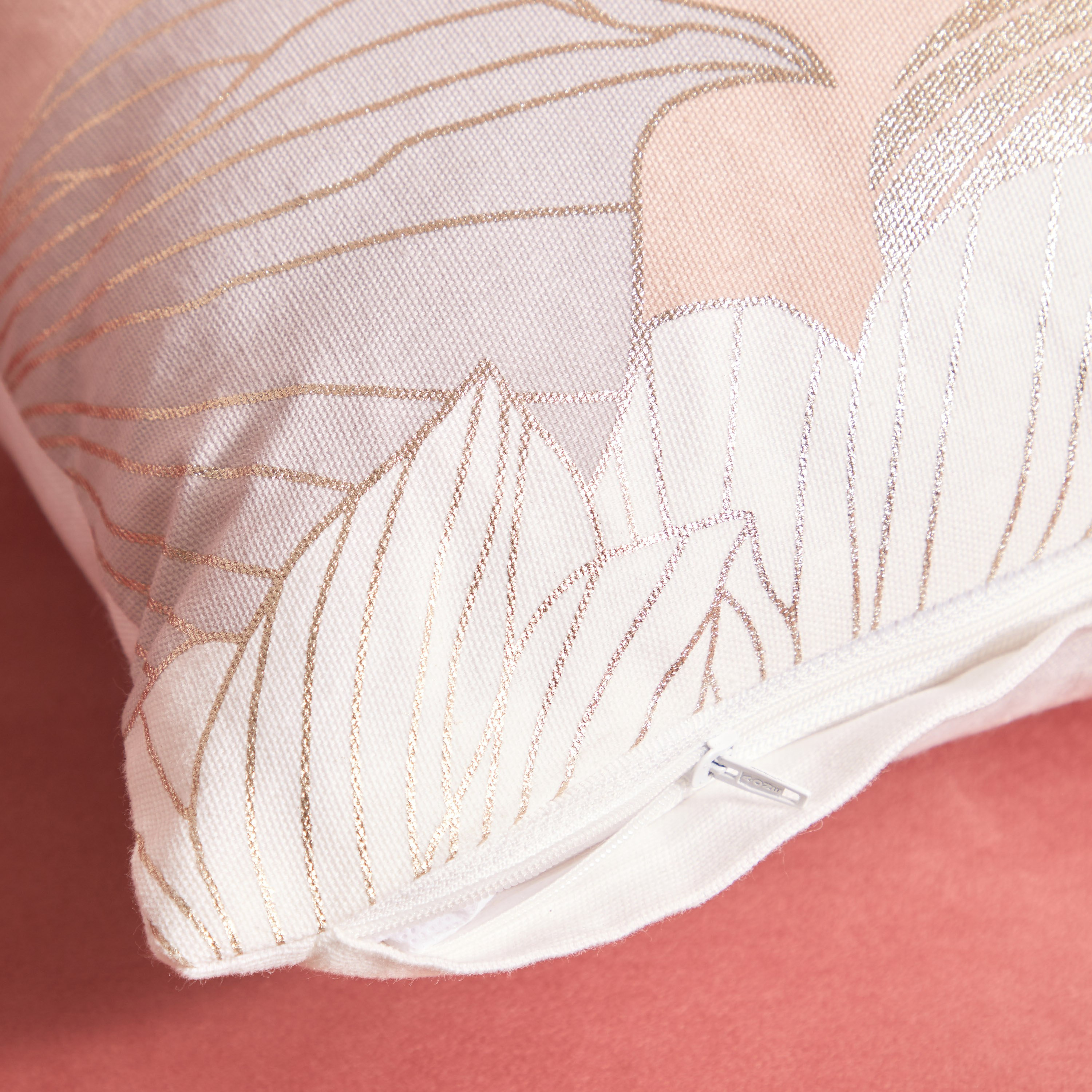 وسادة محشوة بطبعات رقمية وفويل وولار من آمبوج - 30x50 سم-hbxlivingroom-furnishings-cushionsandcovers-filledcushions-image-3