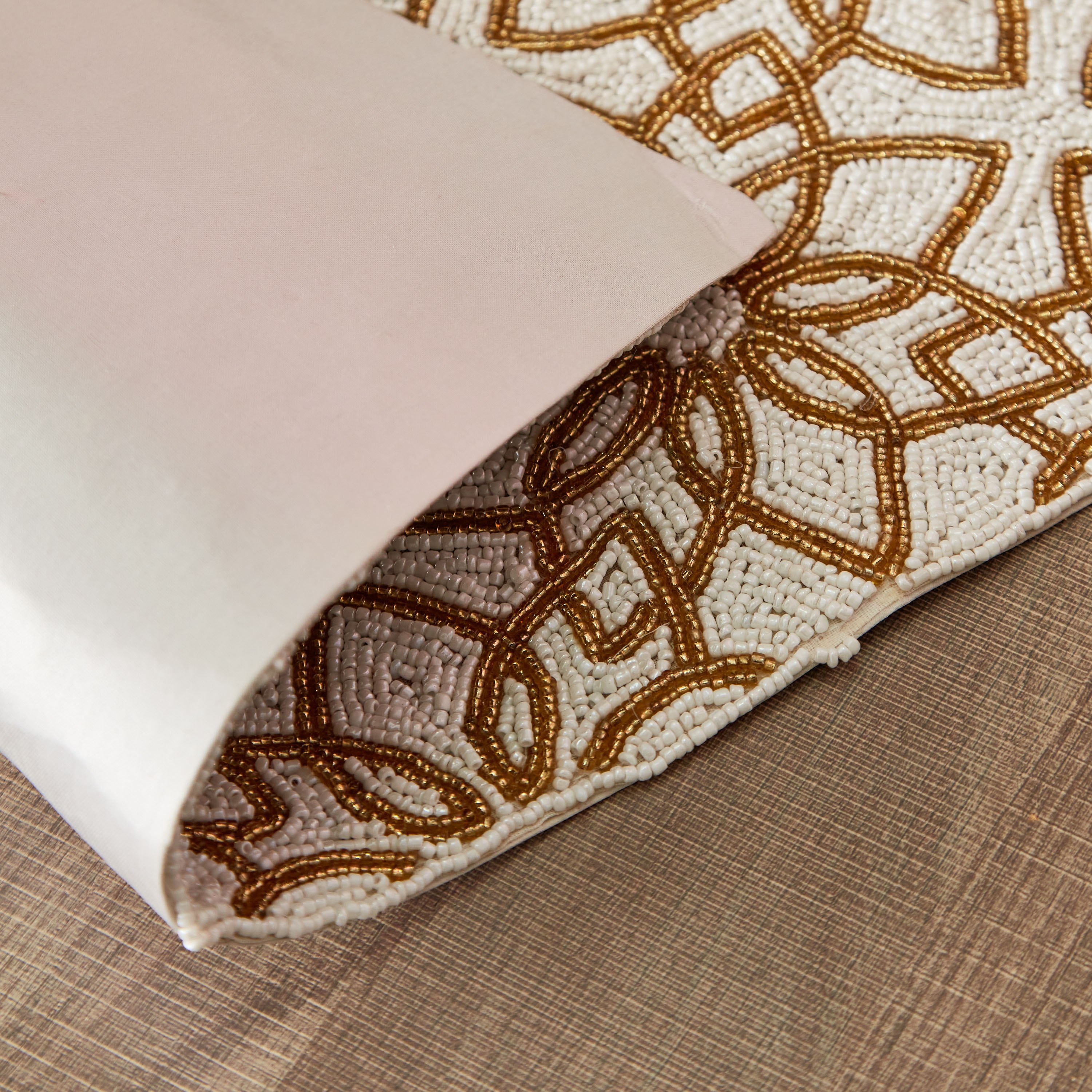 مفرش طاولة مزيّن بالخرز من آمبوج - 33x99 سم-hbxdecorandfurnishings-homefurnishings-tablelinens-image-4