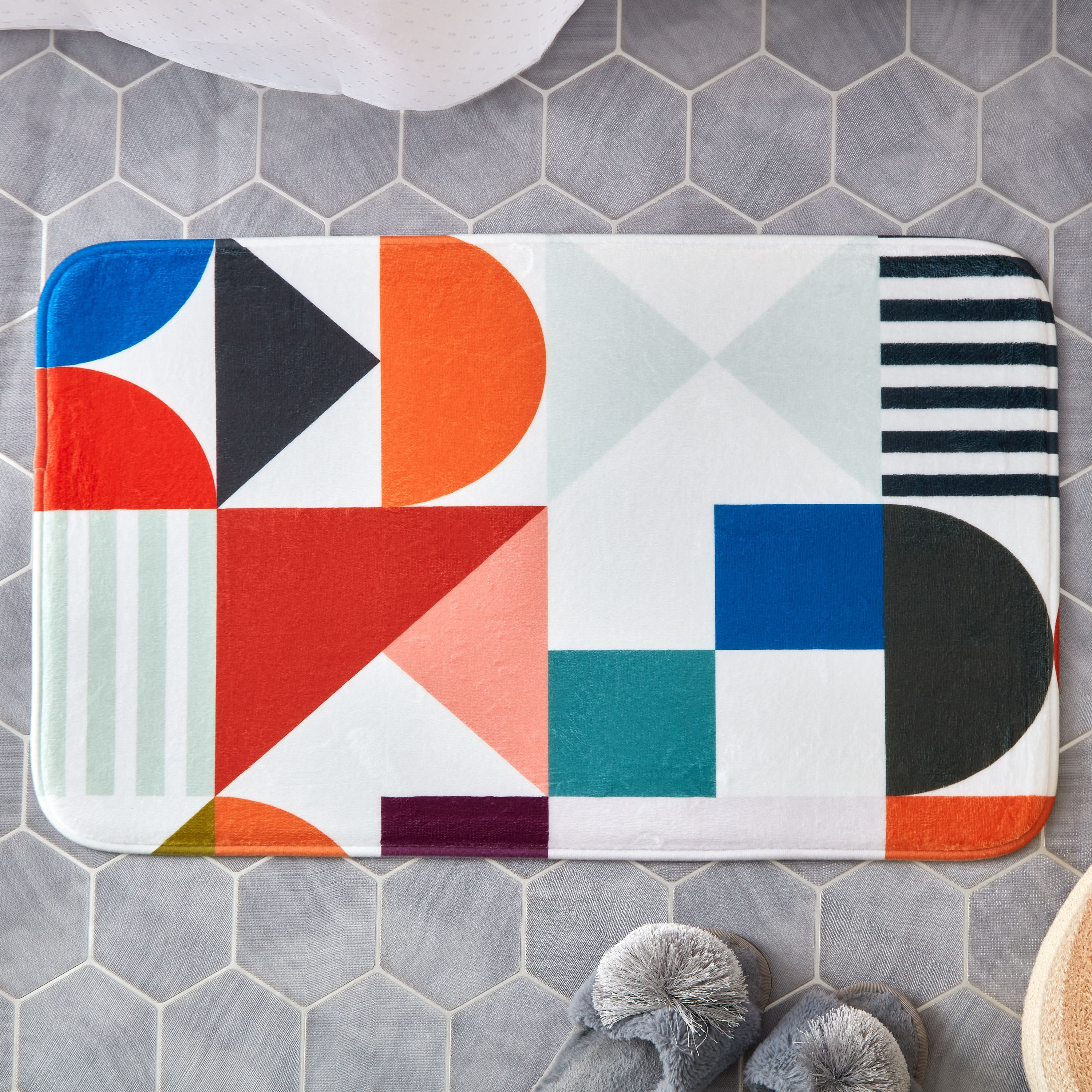 سجادة حمّام إسفنج بطبعات ديرسي من أورورا - 45x75 سم-hbxbedroom-floorcoverings-bathmats-image-1