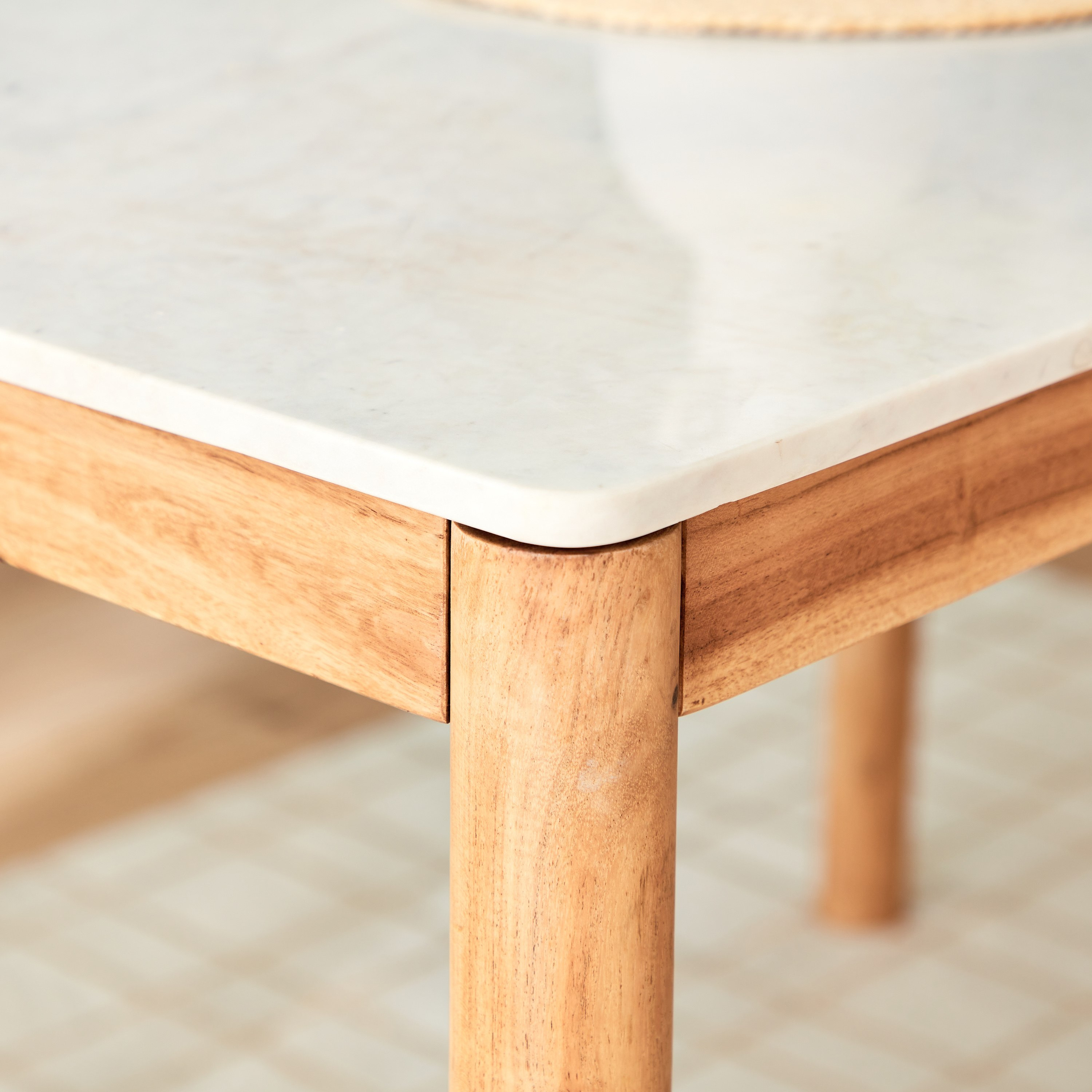 طاولة سُفرة لـ4 مقاعد بسطح من الرخام الأصلي - ميدتاون من فيندرا-hbxfurniture-diningtablesandsets-diningtables-fourseater-image-3