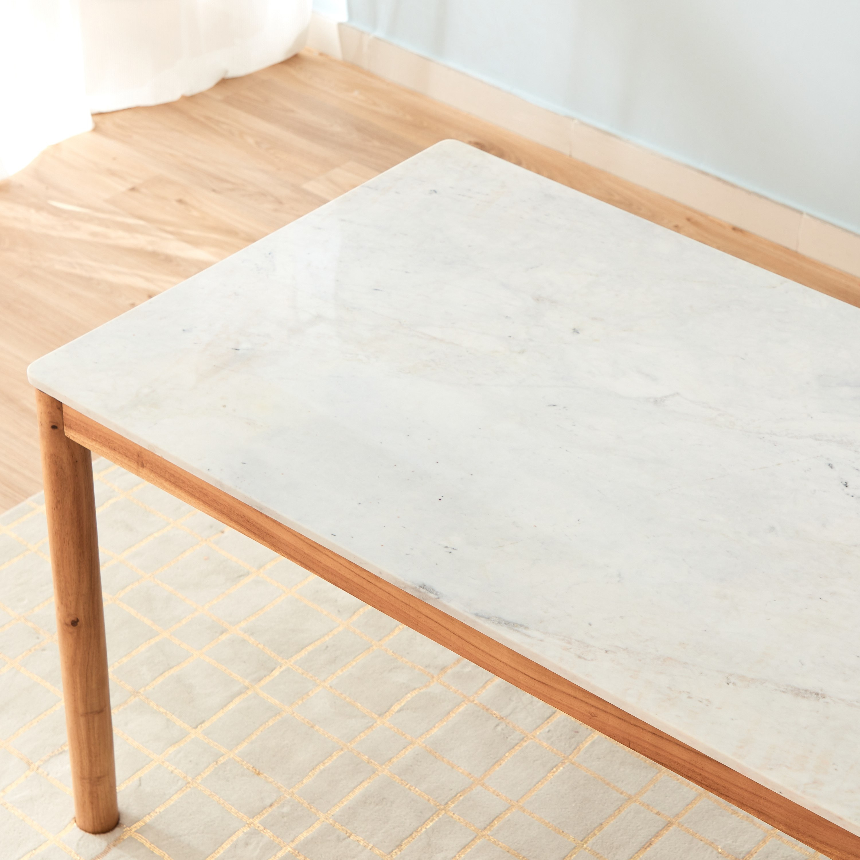 طاولة سُفرة لـ4 مقاعد بسطح من الرخام الأصلي - ميدتاون من فيندرا-hbxfurniture-diningtablesandsets-diningtables-fourseater-image-4