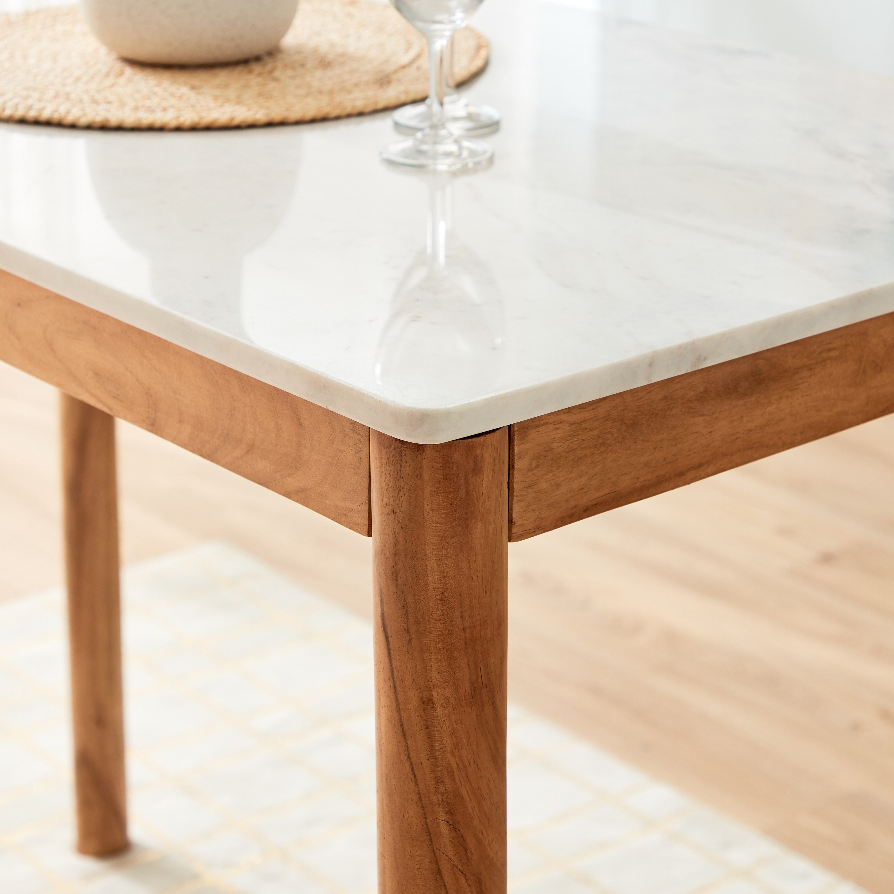 طاولة مرتفعة لـ4 مقاعد بسطح من الرخام الأصلي - ميدتاون من فيندرا-hbxfurniture-diningtablesandsets-diningtables-fourseater-image-3