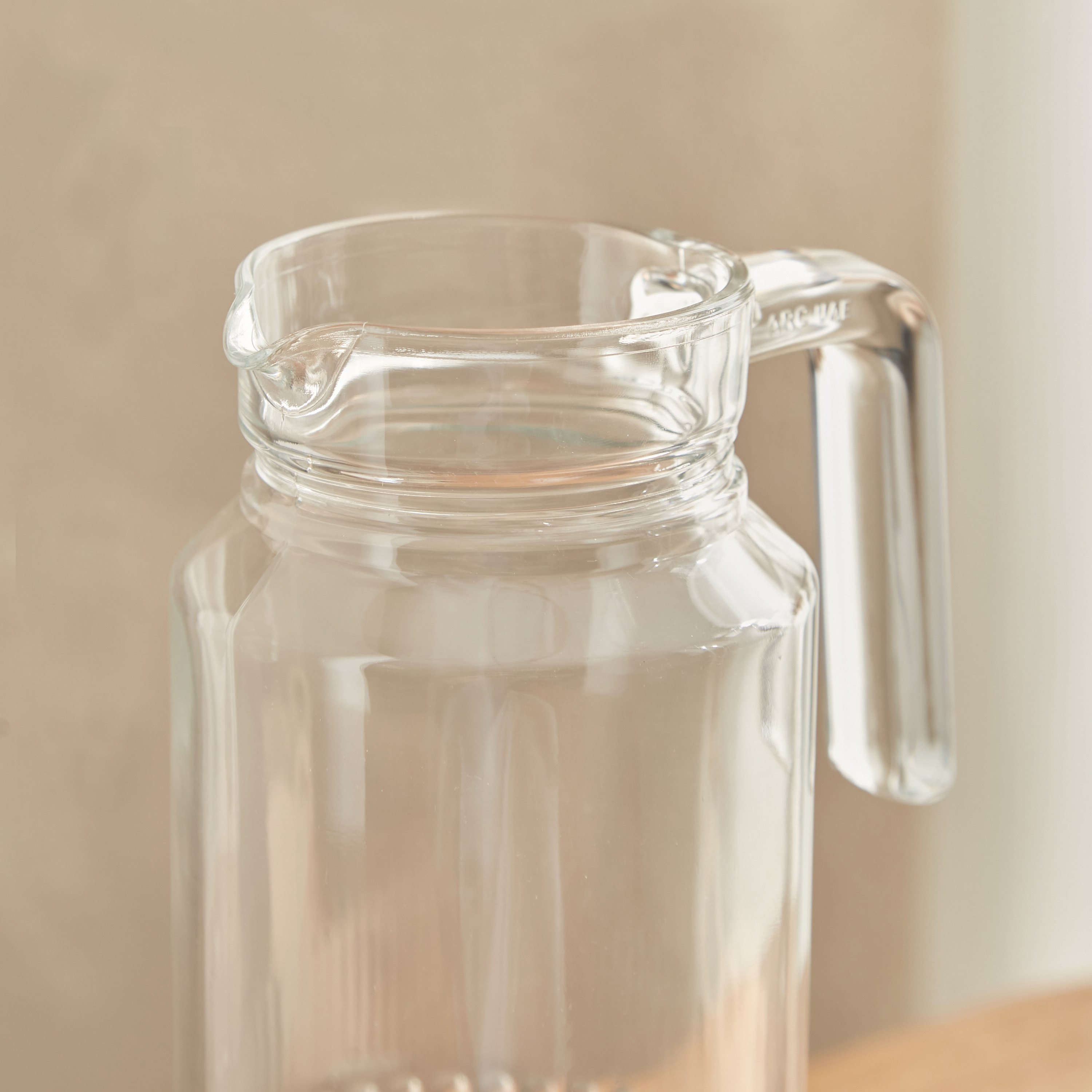 إبريق ثلاجة جريدز بغطاء من لومينارك - 1.3 لتر-hbxhomeware-diningandtabletop-jugs-image-3