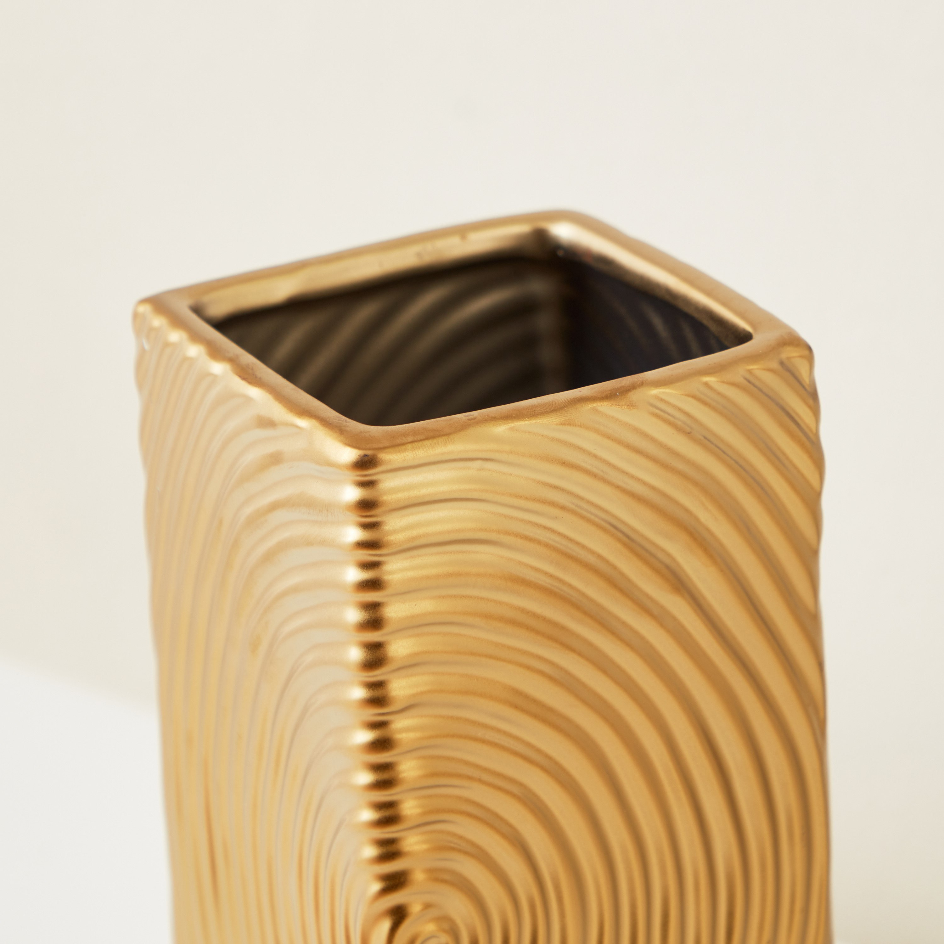 مزهرية سيراميك مضلعة من سانسا - 10.5x10.5x25 سم-hbxhomeware-hbxdecorandfurnishings-image-3