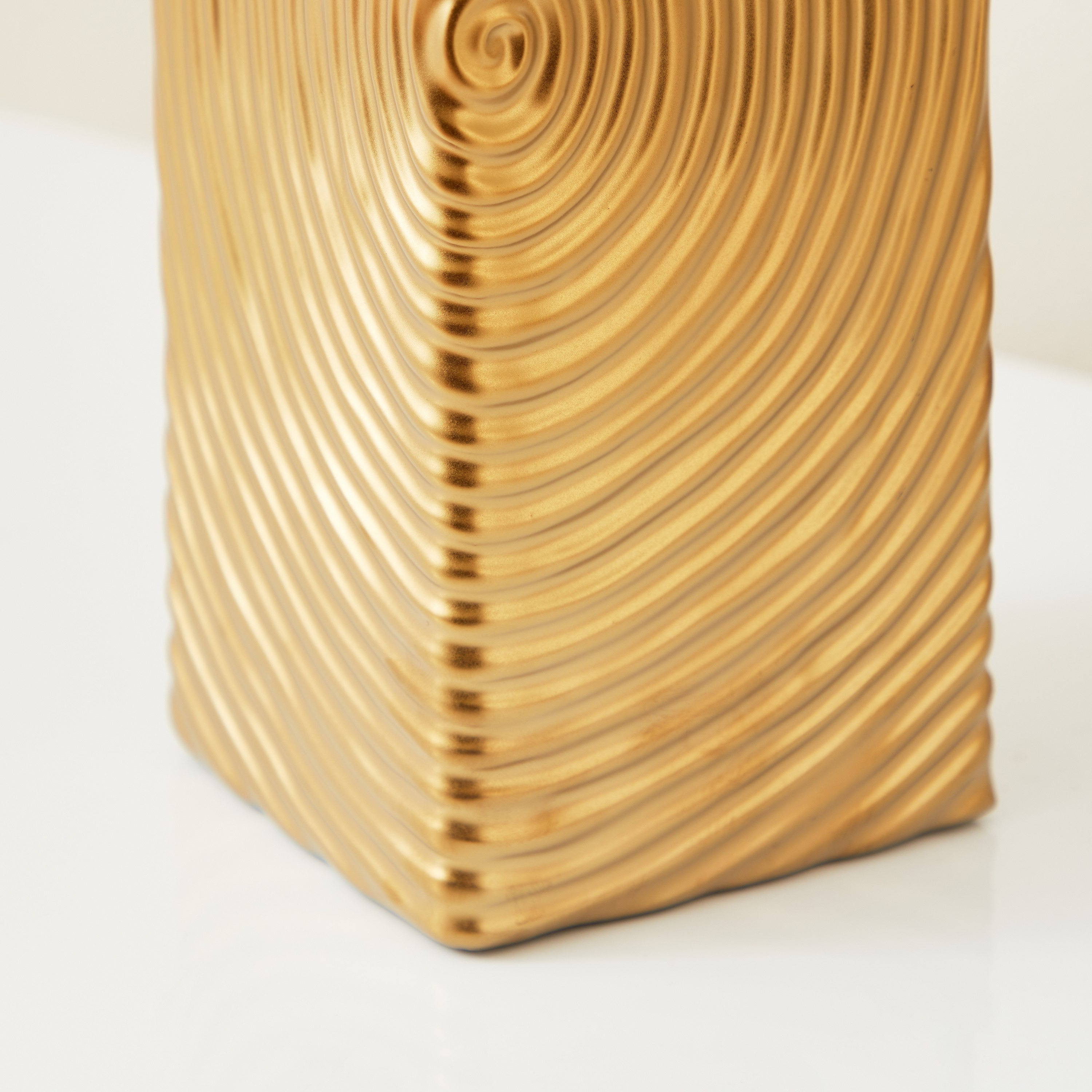 مزهرية سيراميك مضلعة من سانسا - 10.5x10.5x25 سم-hbxhomeware-hbxdecorandfurnishings-image-4