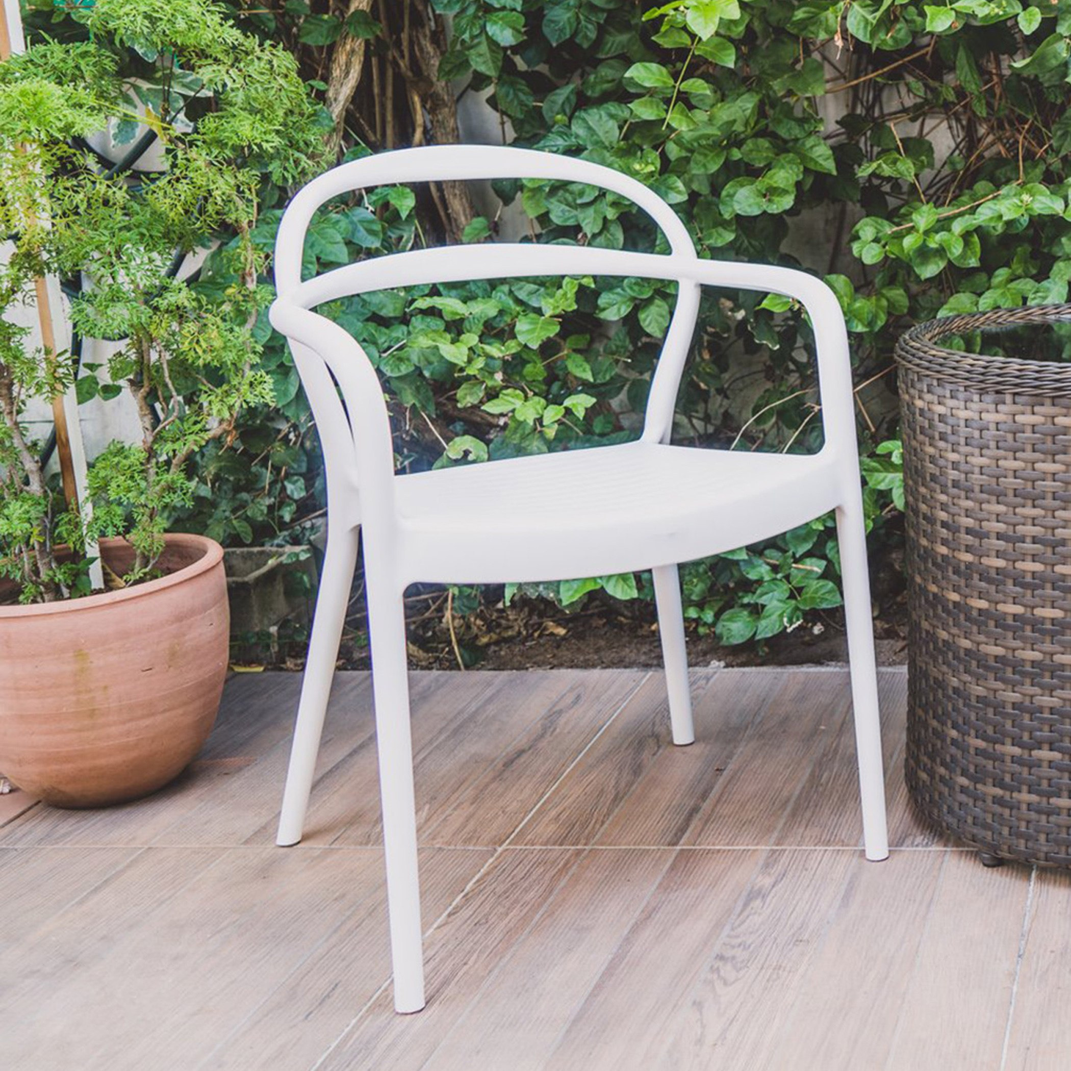 كرسي للجلسات الخارجية بمساند ذراعين من فيجا-hbxfurniture-outdoor-swingsandchairs-image-1