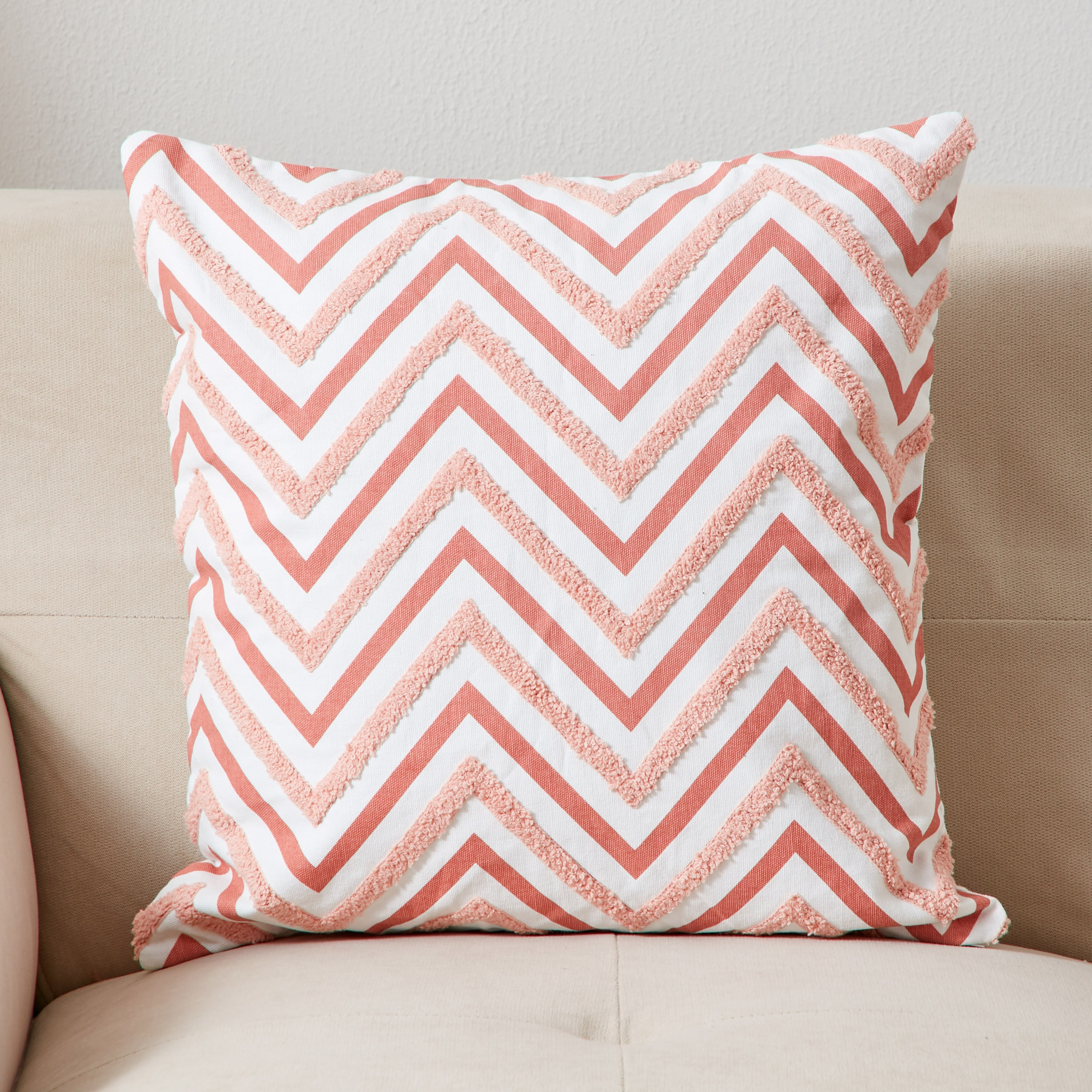 وسادة محشوة مطرزة ومنسوجة من أدينا - 45x45 سم-hbxlivingroom-furnishings-cushionsandcovers-filledcushions-image-1