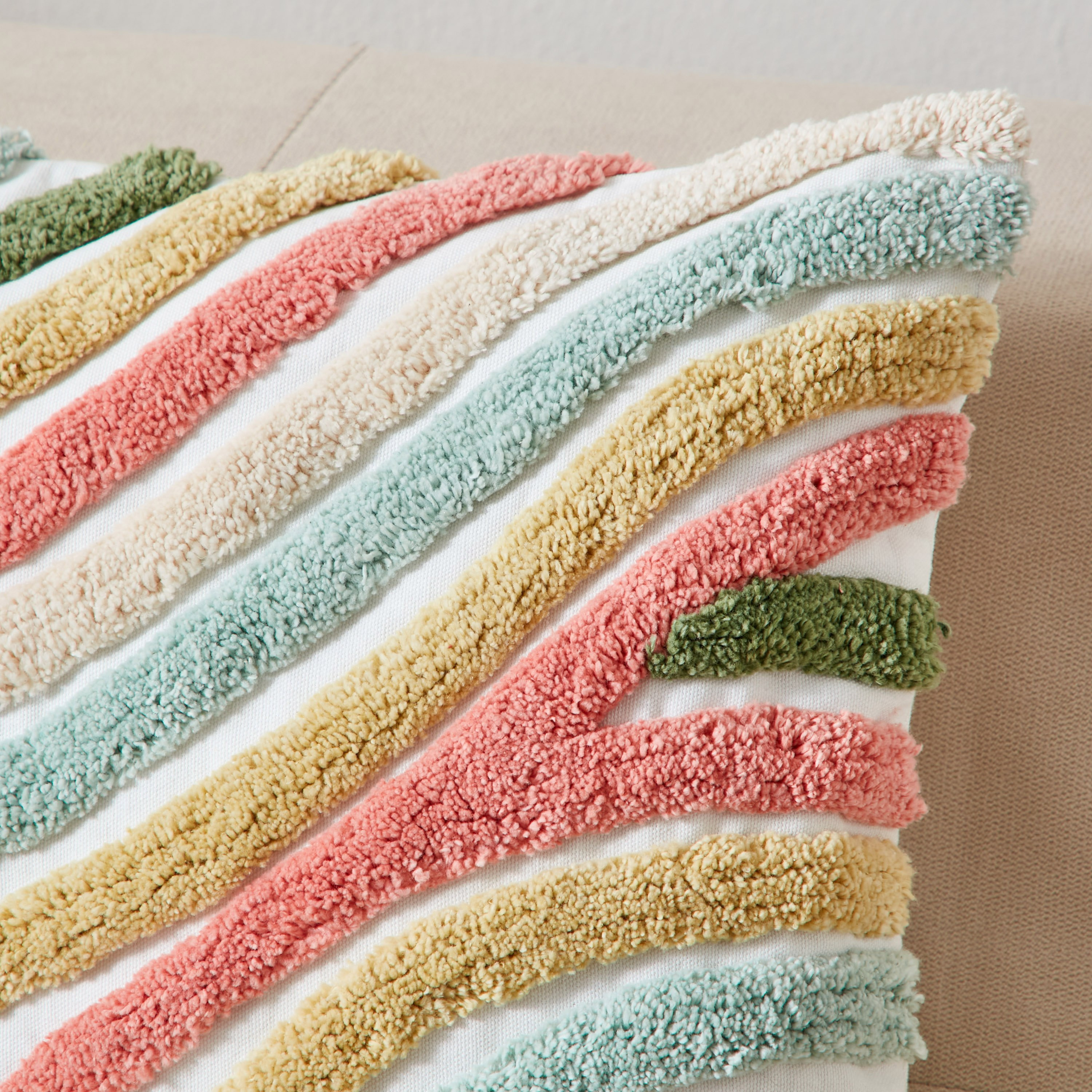وسادة محشوة مطرزة ومعنقدة من روكس - 45x45 سم-hbxlivingroom-furnishings-cushionsandcovers-filledcushions-image-2
