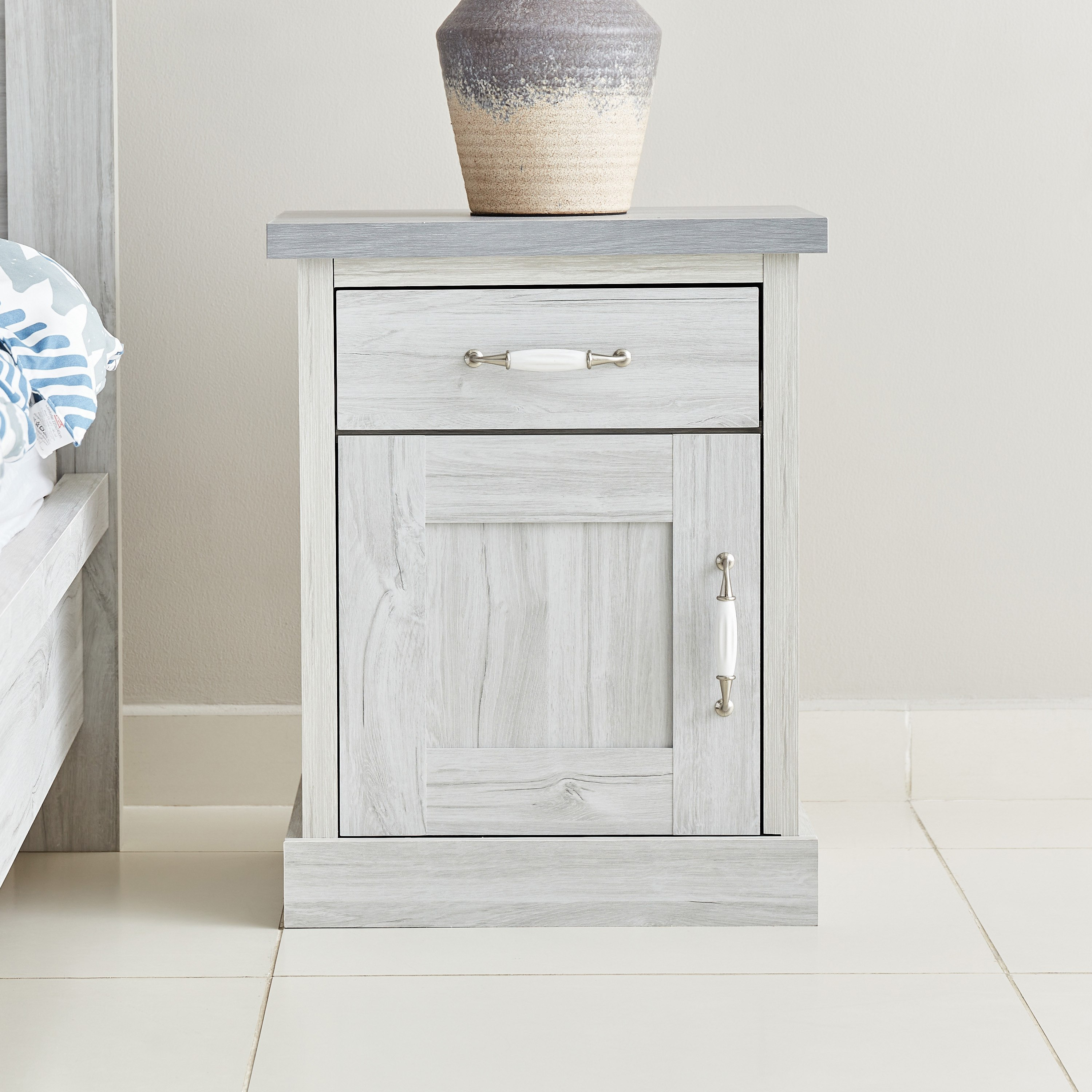 طاولة سرير جانبية بدرج وباب من أوستن-hbxfurniture-bedroom-nightstands-image-1