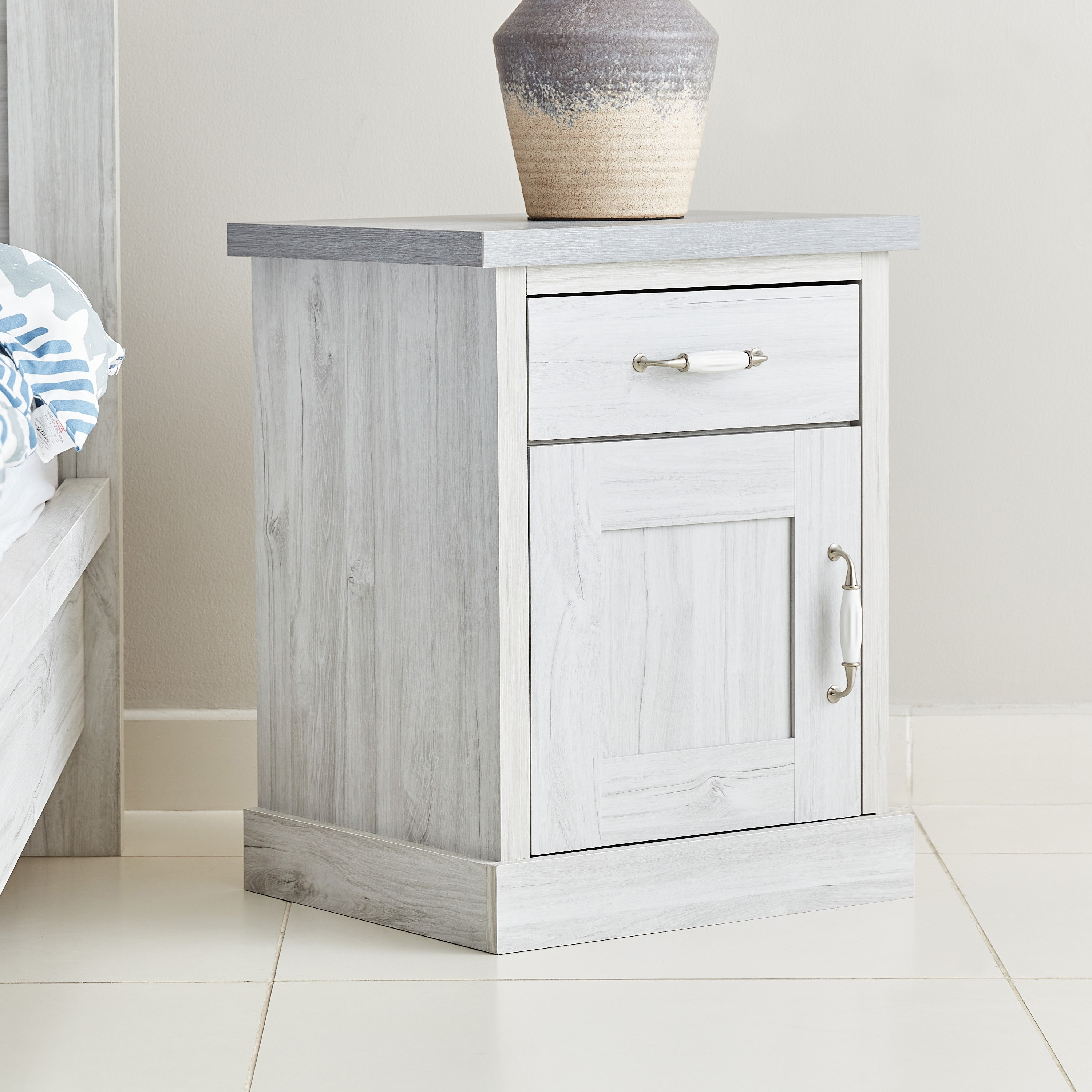 طاولة سرير جانبية بدرج وباب من أوستن-hbxfurniture-bedroom-nightstands-image-2