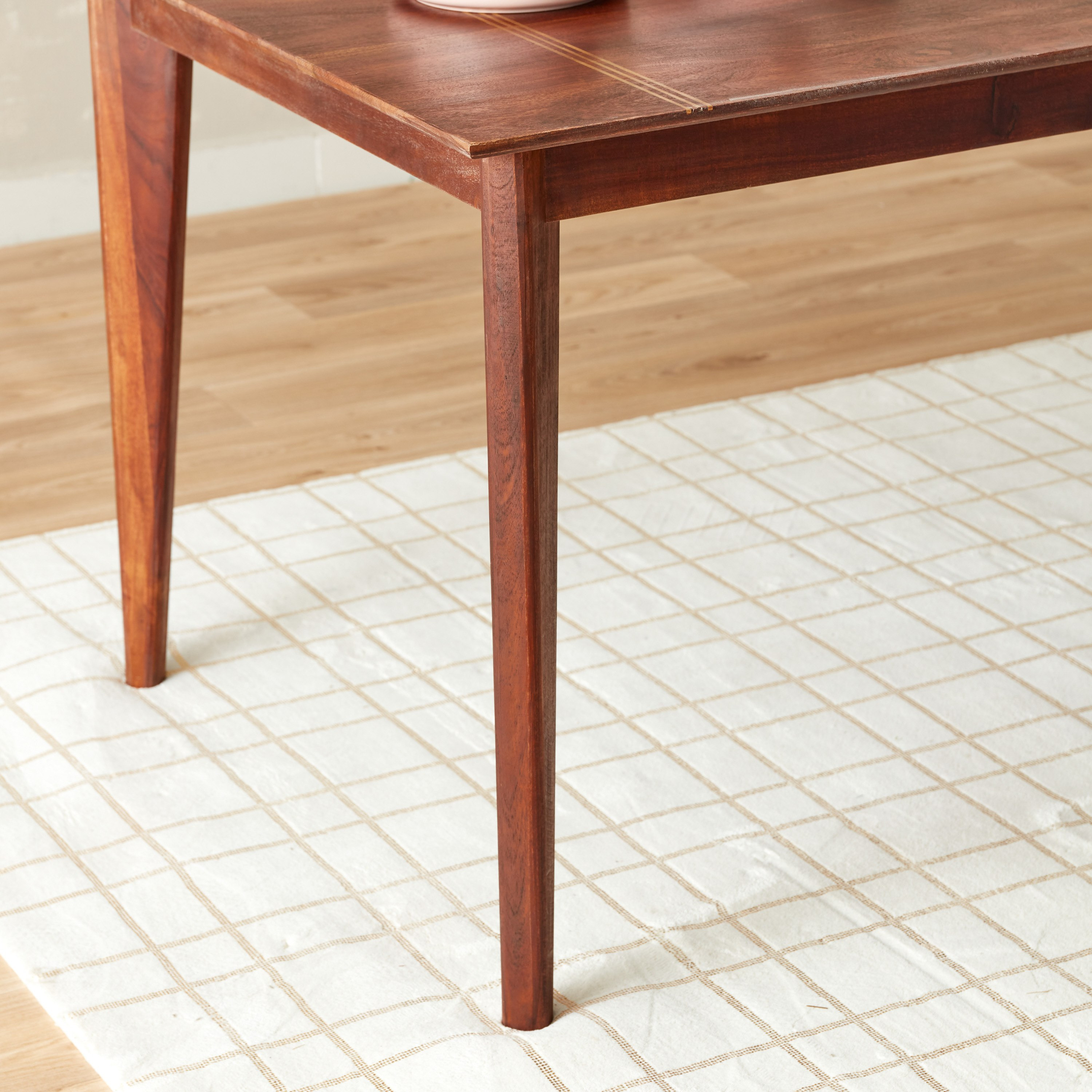 طاولة سفرة لـ6 مقاعد مطعمة بالنحاس - إيفورا لوكس من فيندرا -hbxdiningroom-diningtablesandsets-diningtables-sixseater-image-6