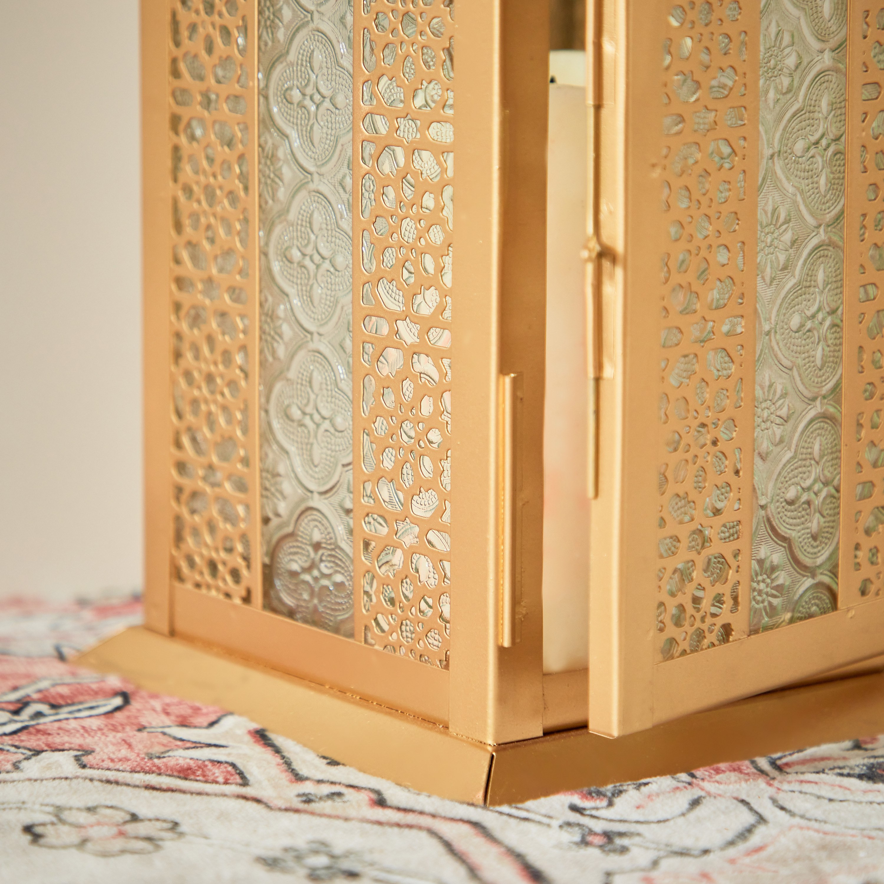 فانوس مخطط معدني بتصاميم مفرغة من ماركازي - 15.5x15.5x40.5 سم-hbxdecorandfurnishings-homeaccessories-lanterns-image-4