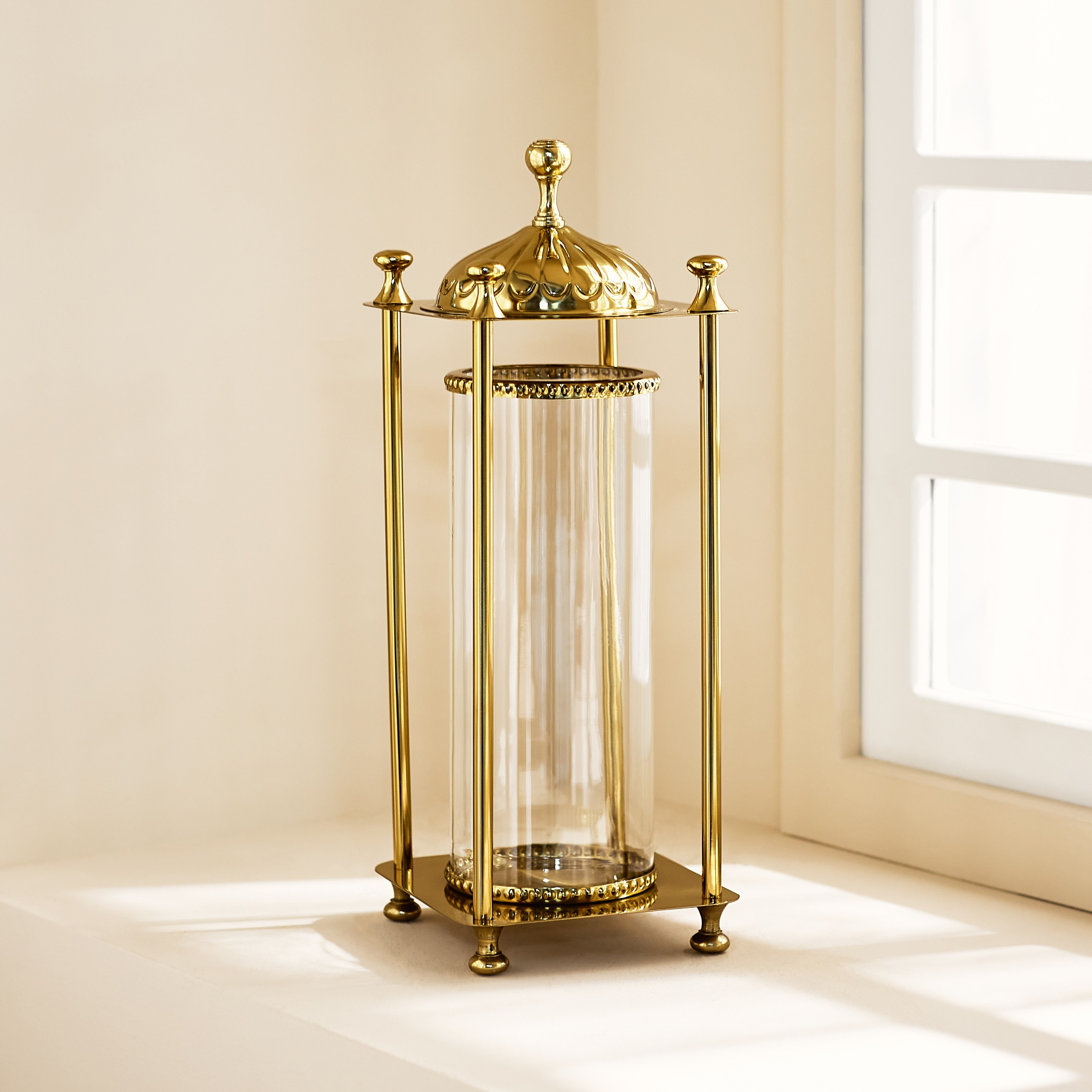 فانوس معدن بقبة زجاج من أروى - 15.5x15.5x43 سم-hbxdecorandfurnishings-homeaccessories-lanterns-image-1