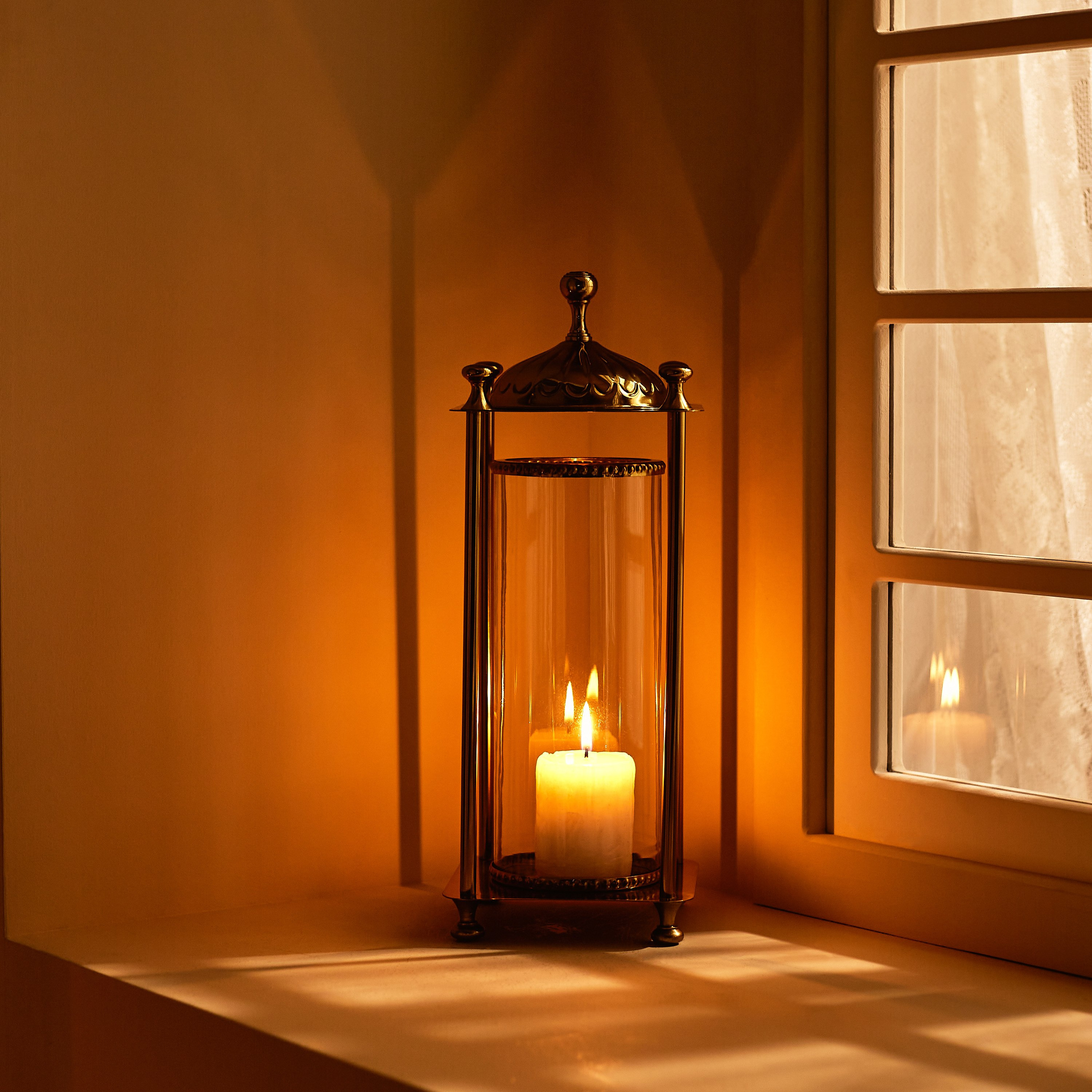 فانوس معدن بقبة زجاج من أروى - 15.5x15.5x43 سم-hbxdecorandfurnishings-homeaccessories-lanterns-image-2