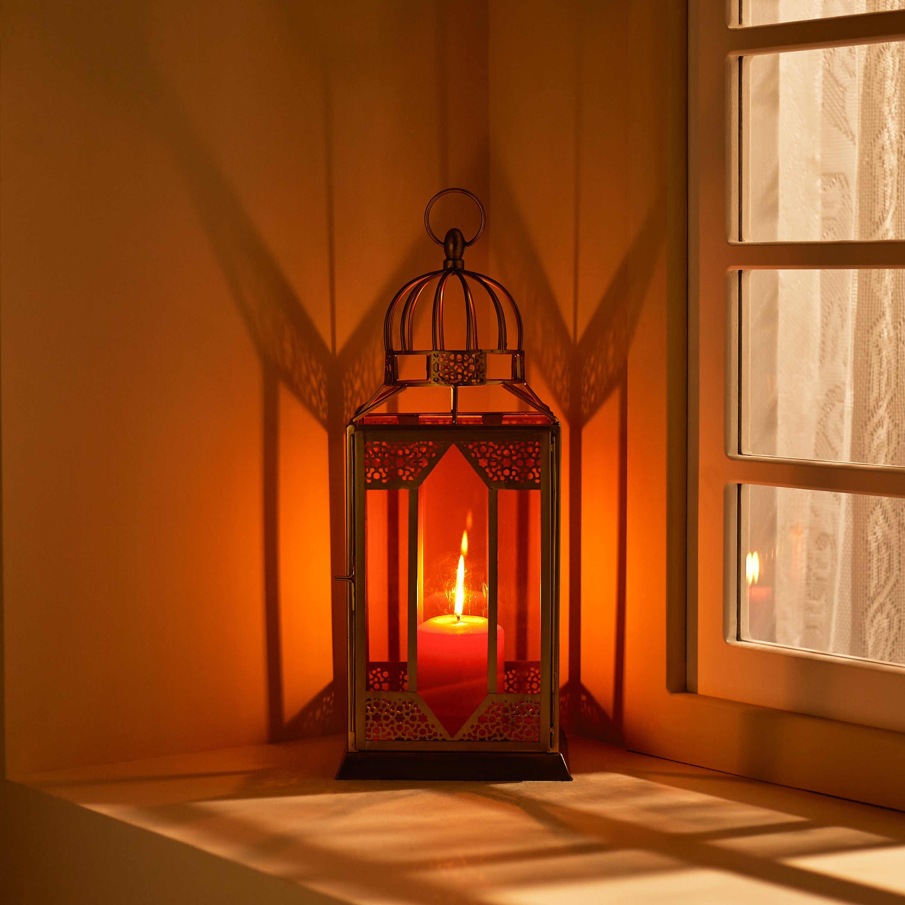 فانوس معدن وزجاج من أروى - 17x17x40 سم-hbxdecorandfurnishings-homeaccessories-lanterns-image-2