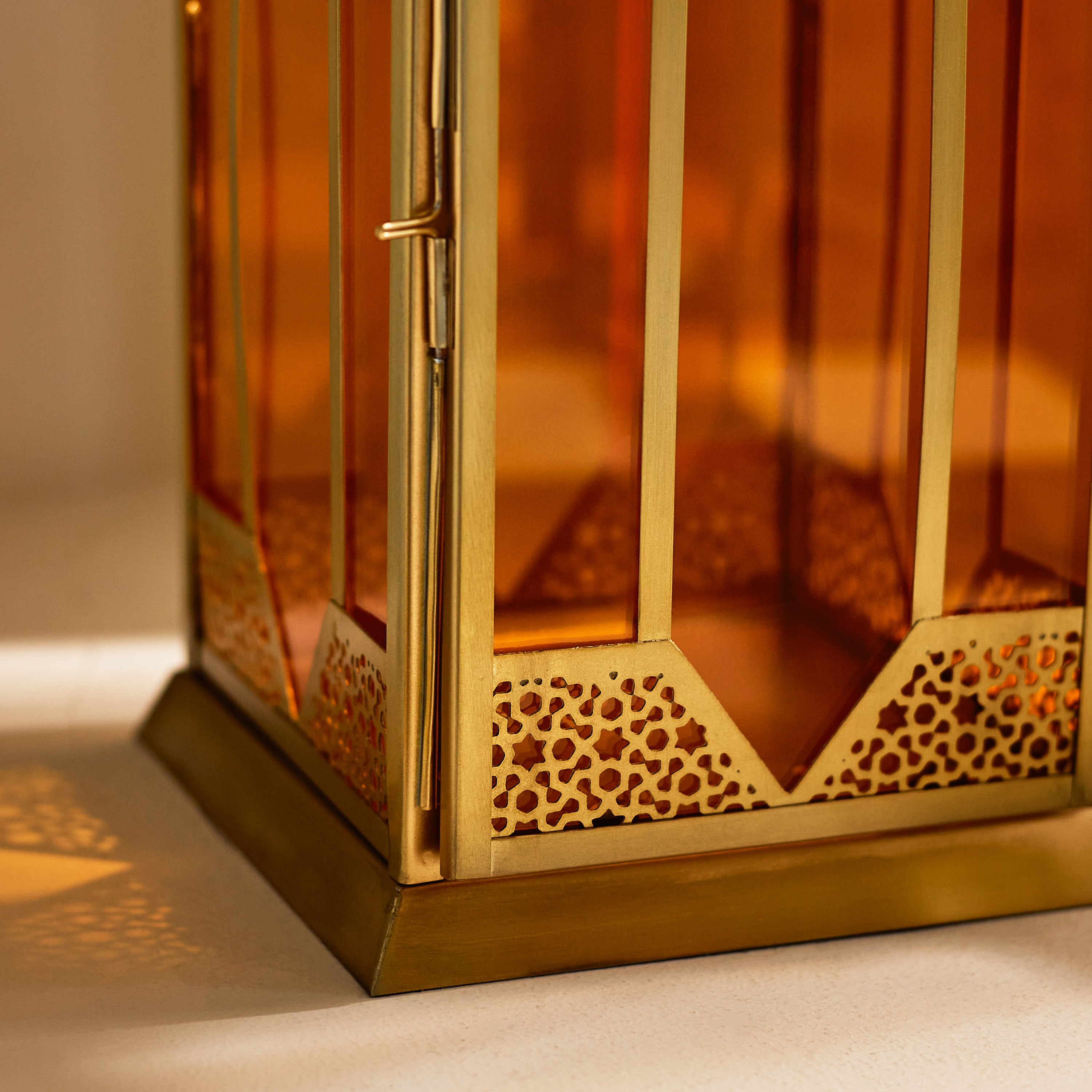 فانوس معدن وزجاج من أروى - 17x17x40 سم-hbxdecorandfurnishings-homeaccessories-lanterns-image-5