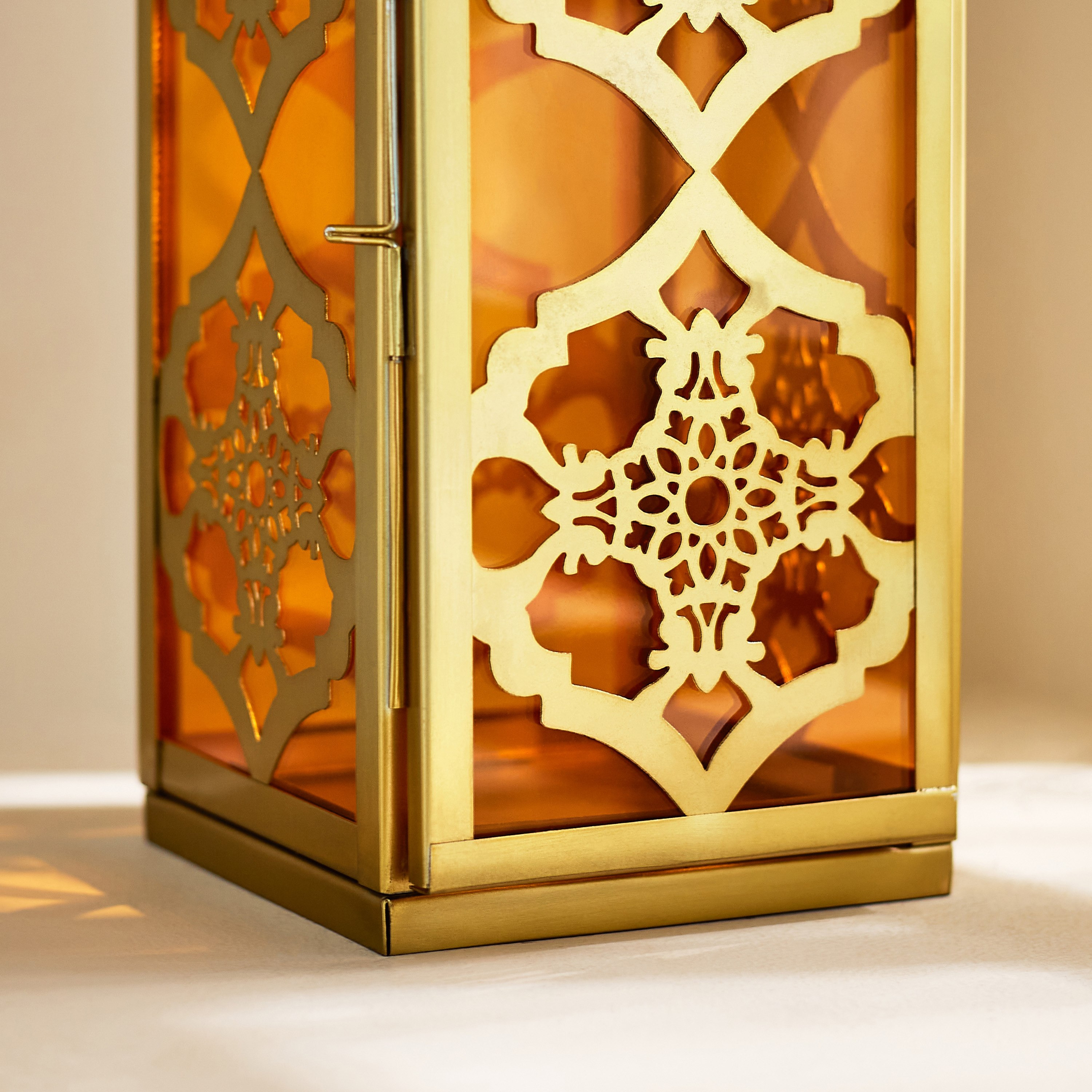 فانوس معدن وزجاج من أروى - 15.5x14.5x51 سم-hbxdecorandfurnishings-homeaccessories-lanterns-image-5
