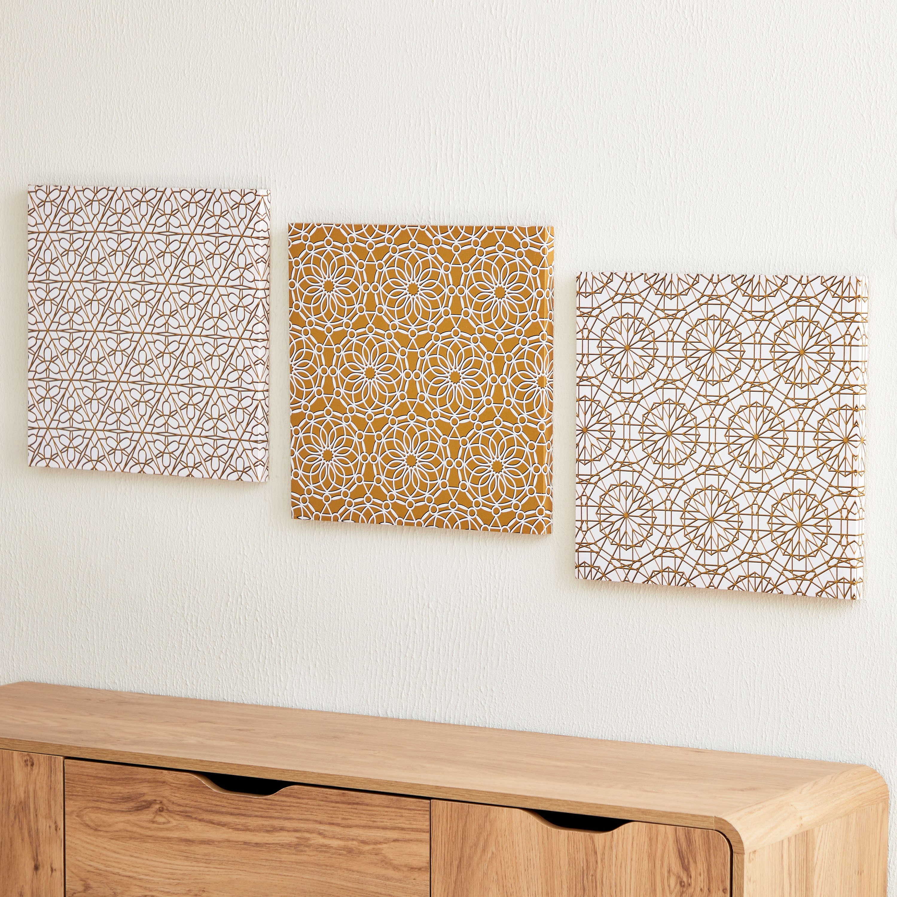 طقم زينة حائط لامعة بطبعات 3 قطع من زينب - 40x40x2.5 سم-hbxhomeware-hbxdecorandfurnishings-image-2