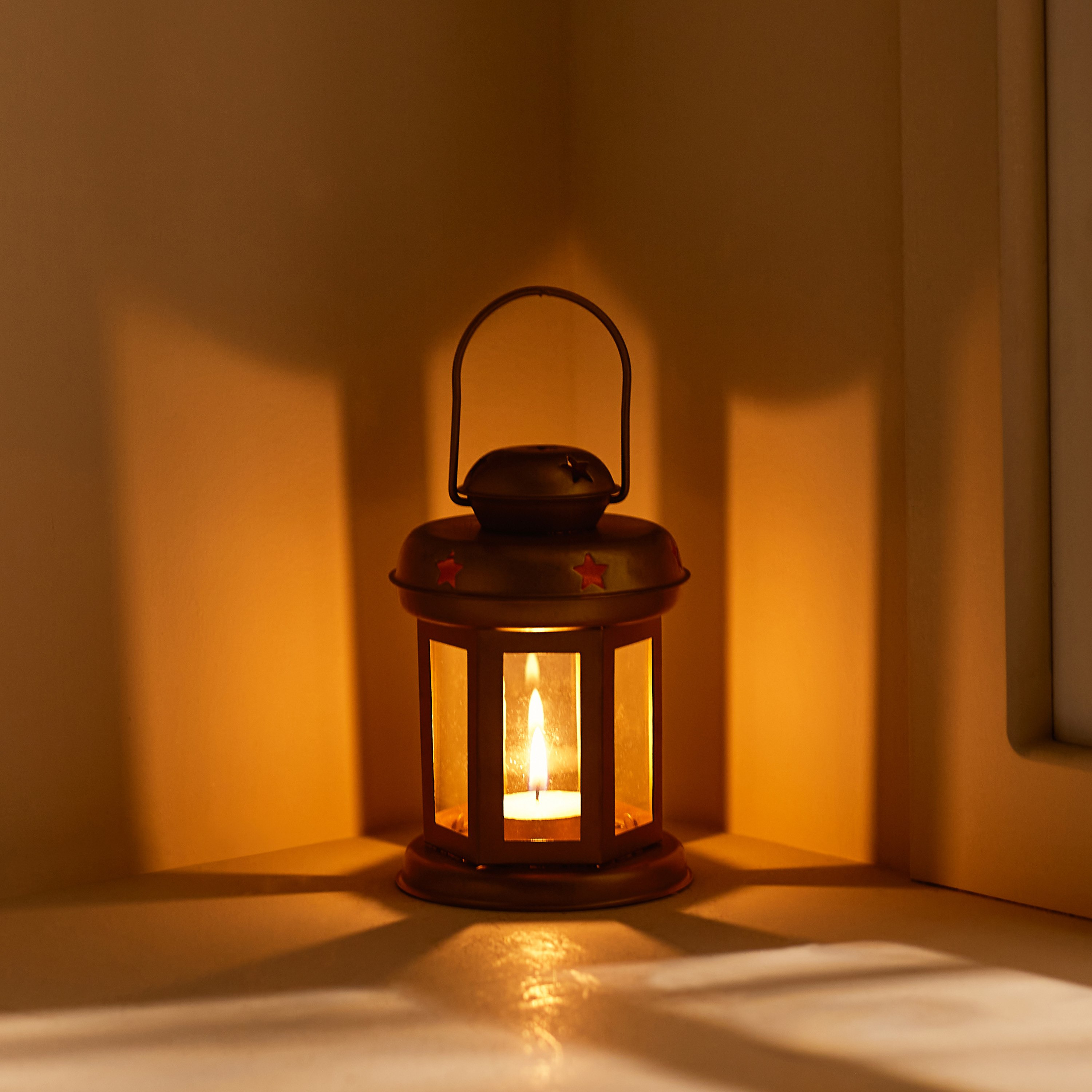 فانوس معدن من أوراف - 10x10x14 سم-hbxdecorandfurnishings-homeaccessories-lanterns-image-2