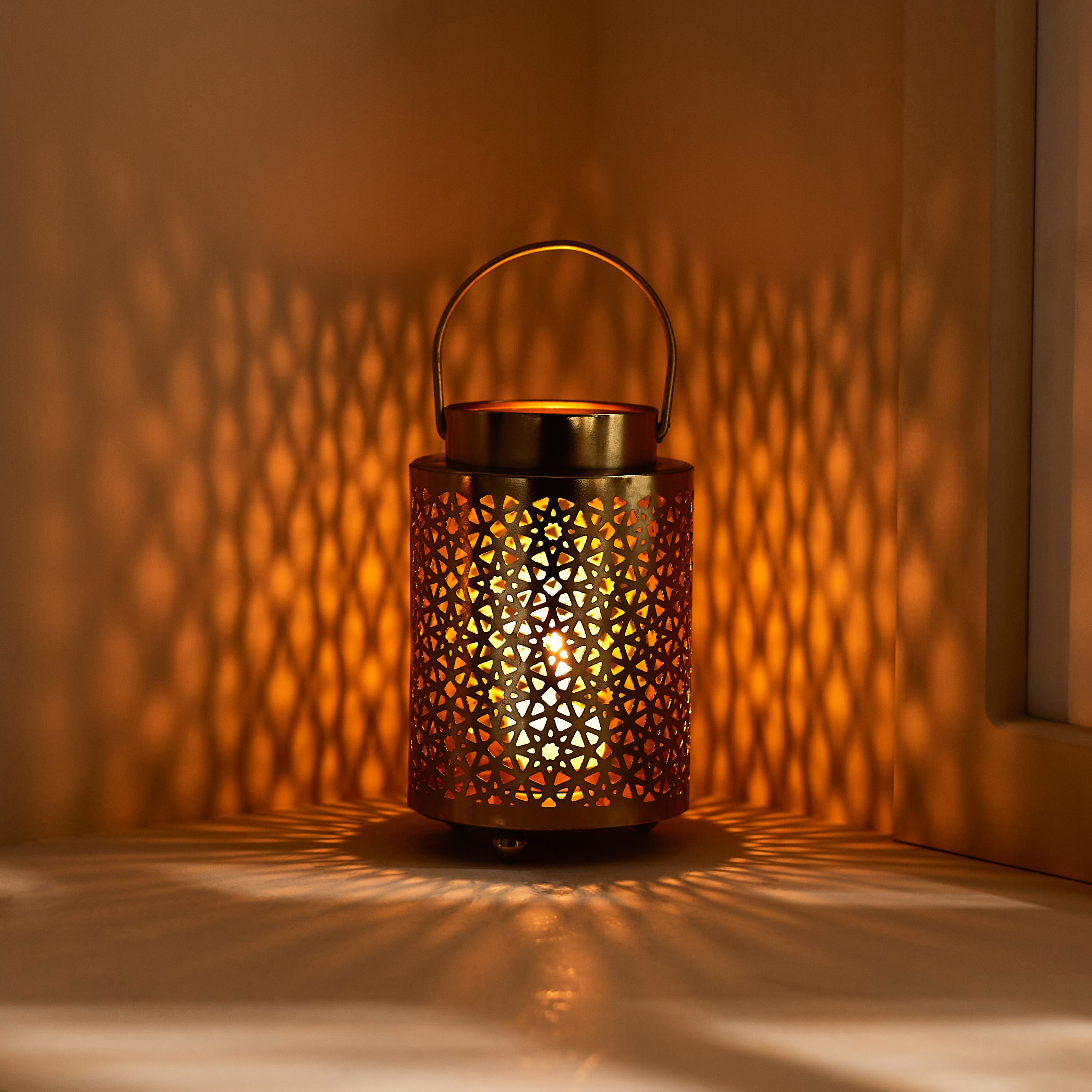 فانوس معدن من أوراف - 10x10x16.5 سم-hbxdecorandfurnishings-homeaccessories-lanterns-image-1