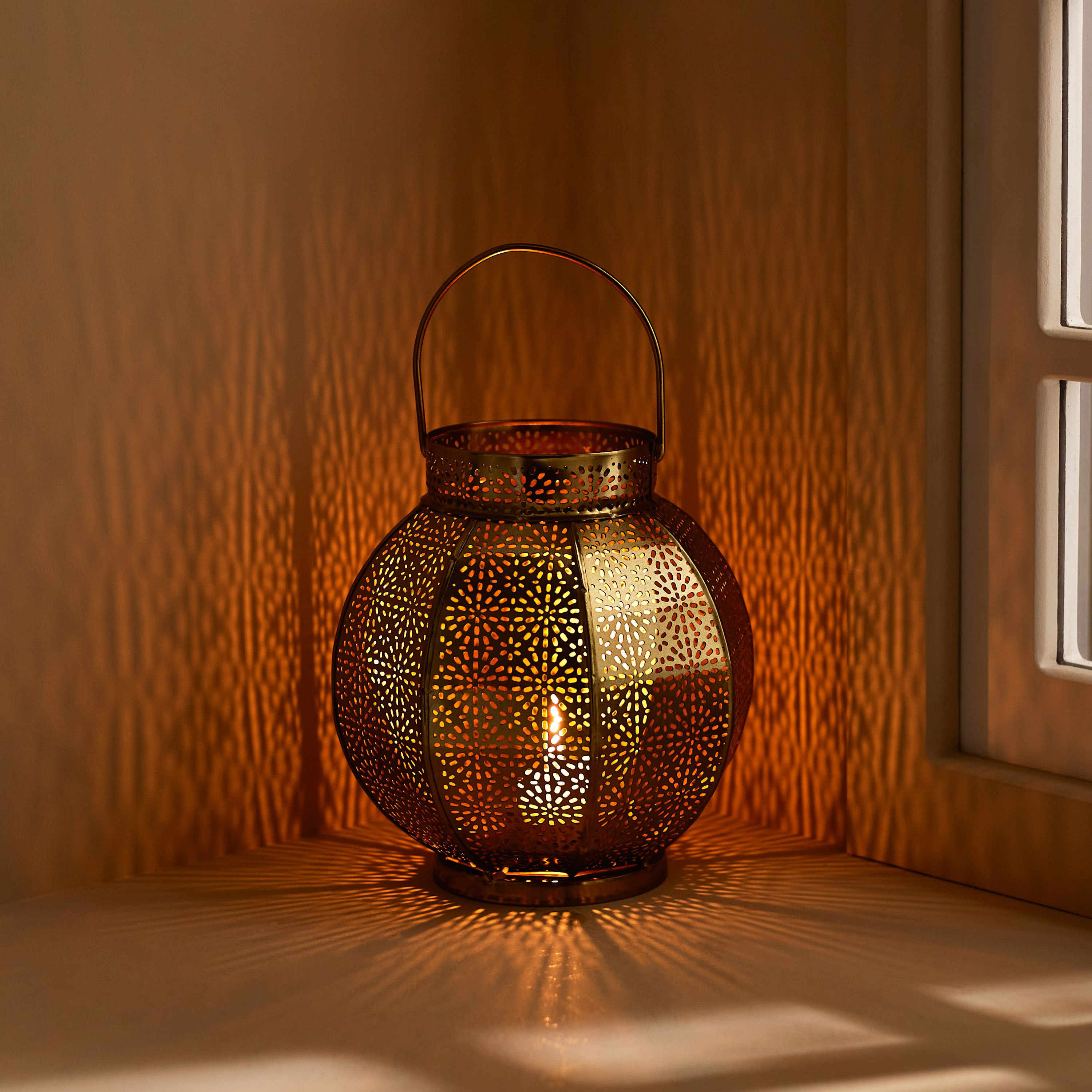 فانوس معدن من أوراف - 17x17x19 سم-hbxdecorandfurnishings-homeaccessories-lanterns-image-1