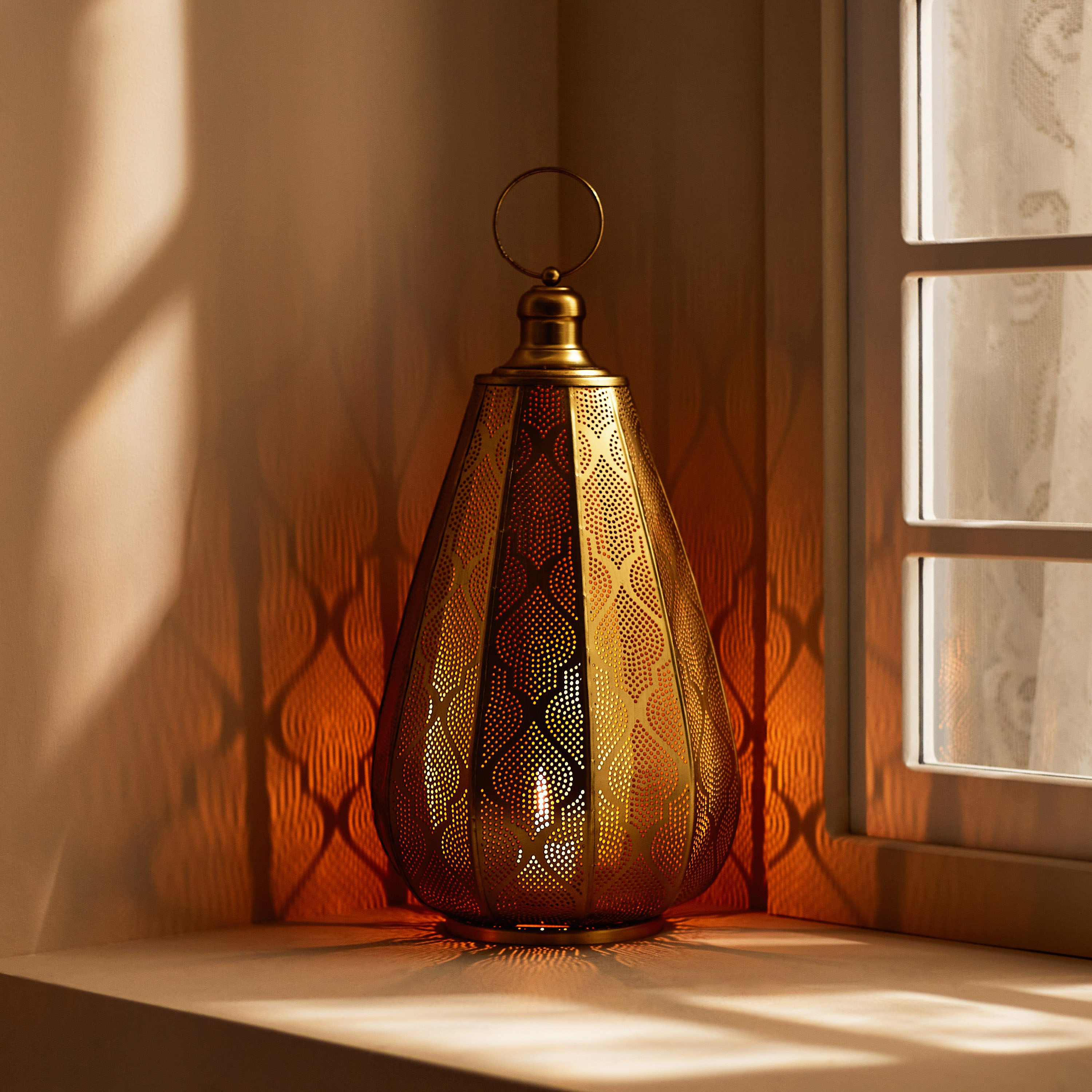 فانوس معدن من أوراف - 20x20x39 سم-hbxdecorandfurnishings-homeaccessories-lanterns-image-1