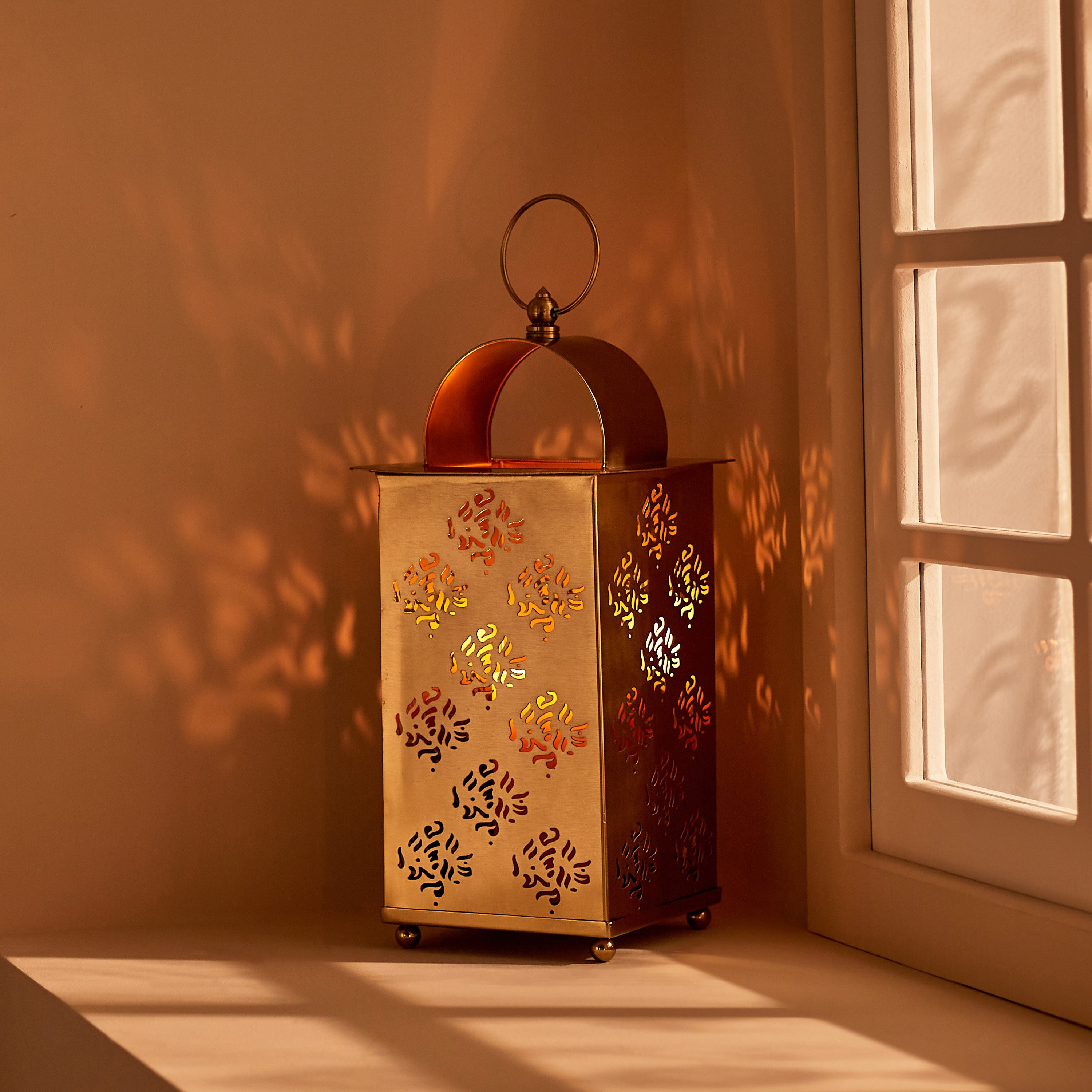 فانوس معدن من أورازي - 16x16x36 سم-hbxdecorandfurnishings-homeaccessories-lanterns-image-1