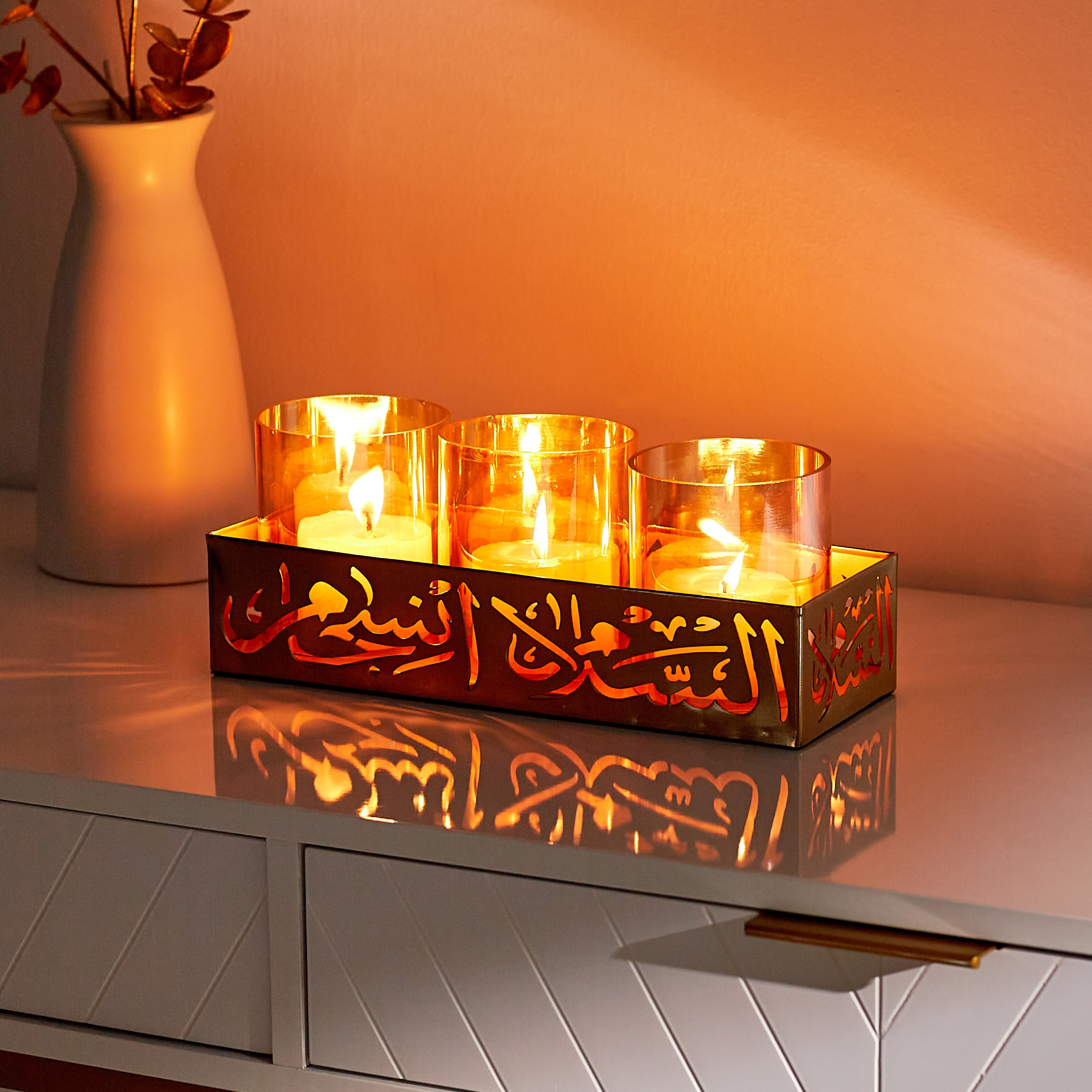 حامل شموع معدن بالخط العربي مع صينية معدن من أورازي - 30x10.5x11 سم-hbxlivingroom-decorandaccessories-candleholders-image-1