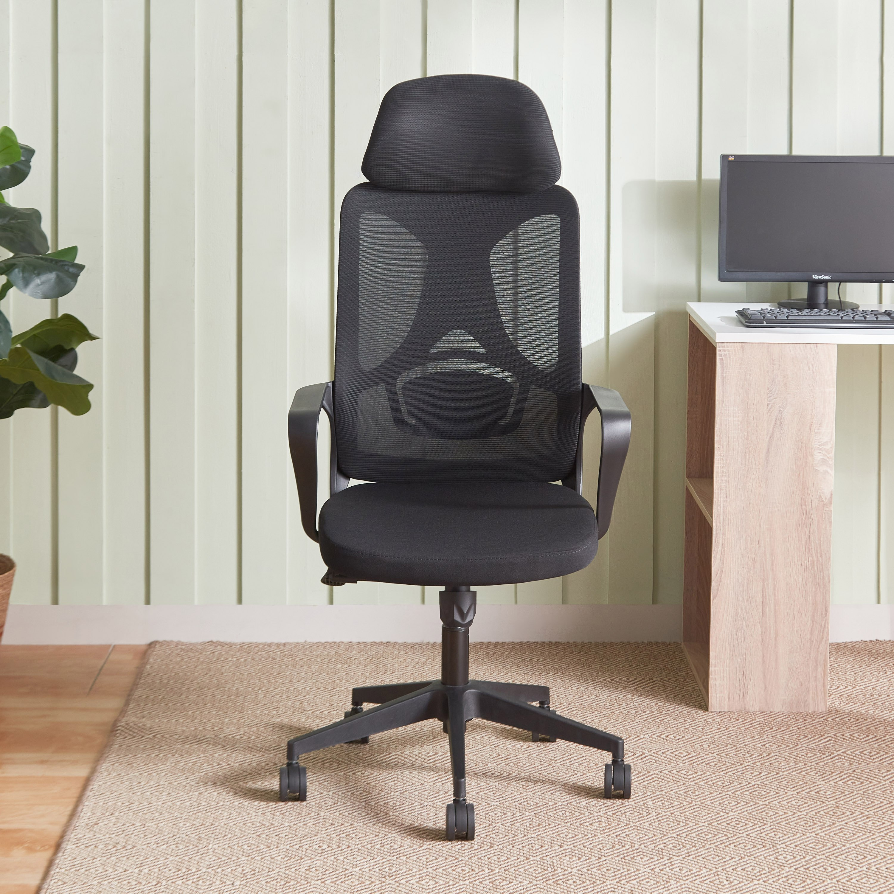 Berlman ergonomic outlet chair