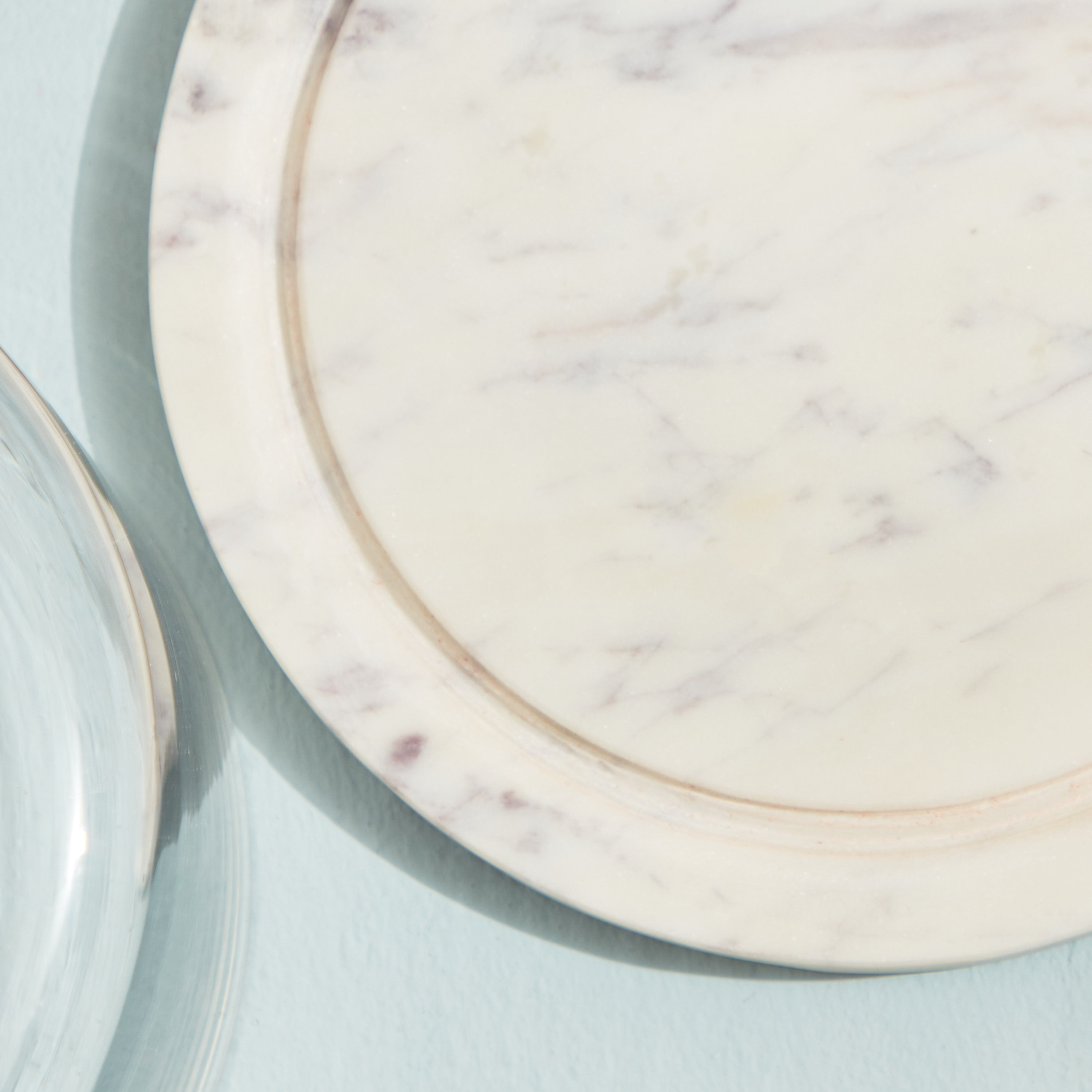 خادم رخامي مع عطاء زجاجي من بيانكا-hbxdecorandfurnishings-tabletop-serveware-image-4