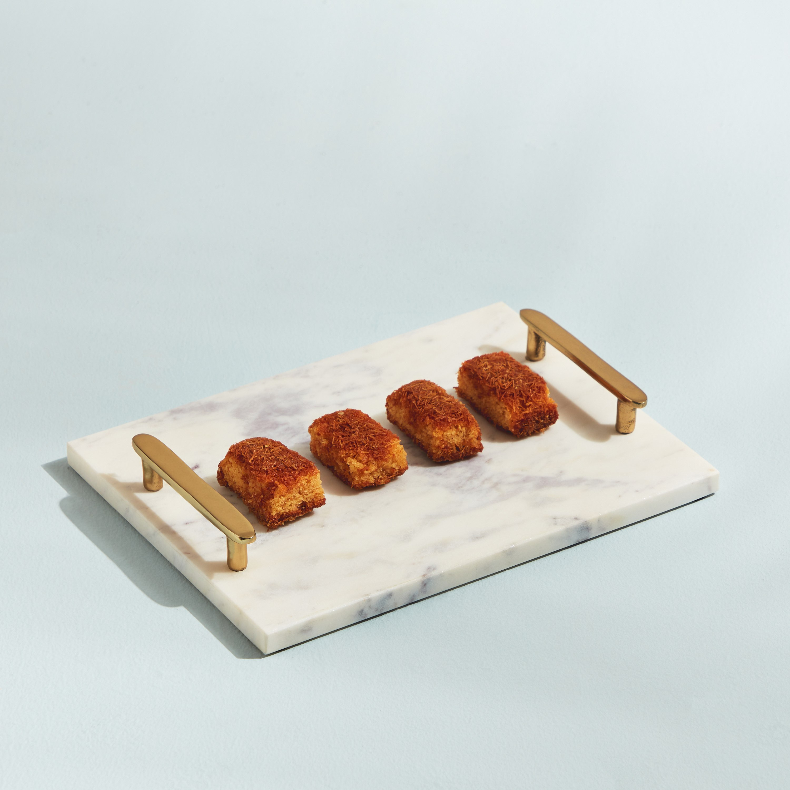 صينية رخام بمقبض من بيانكا-hbxdecorandfurnishings-tabletop-serveware-image-1