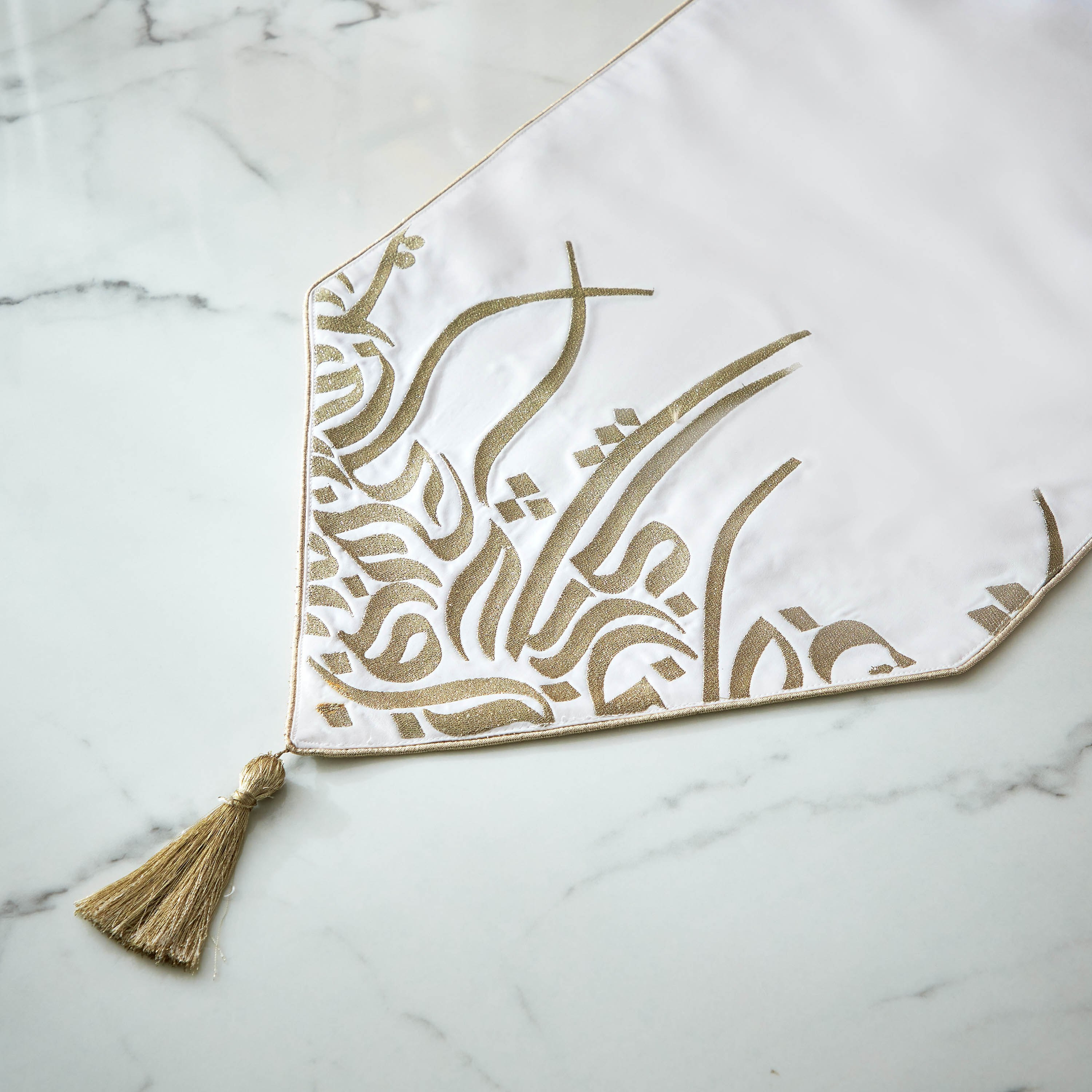 مفرش طاولة مطرز من كاليجرافي - 33x180 سم-hbxdecorandfurnishings-homefurnishings-tablelinens-image-3