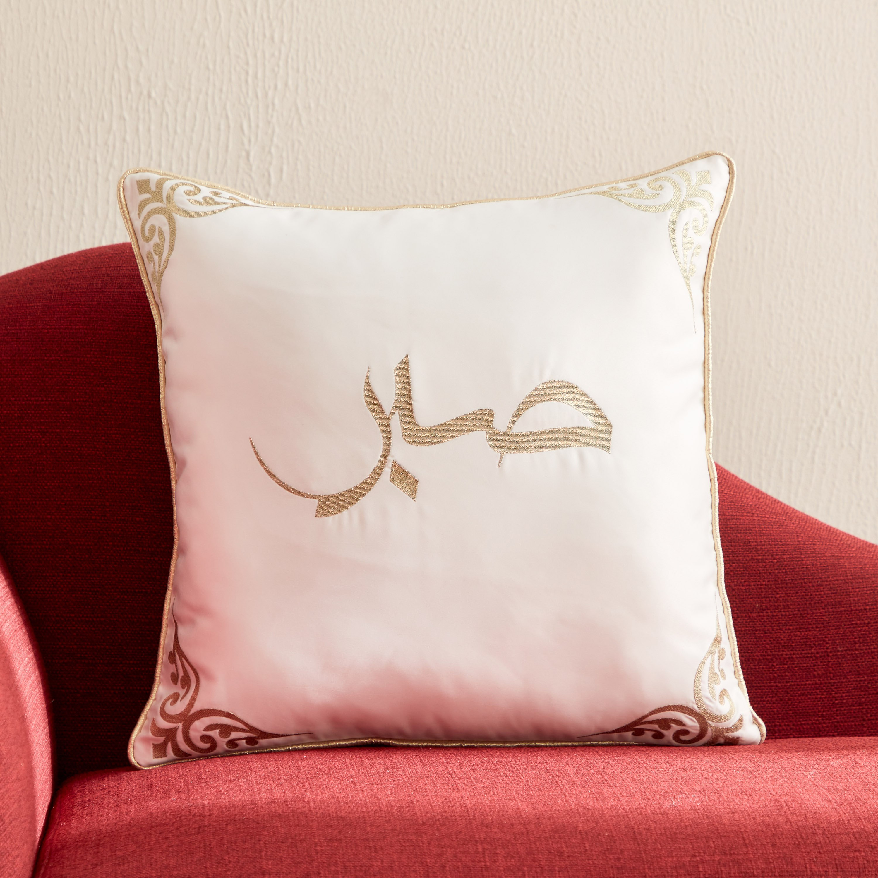 وسادة محشوة مطرزة من كاليجرافي - 45x45 سم-hbxlivingroom-furnishings-cushionsandcovers-filledcushions-image-1