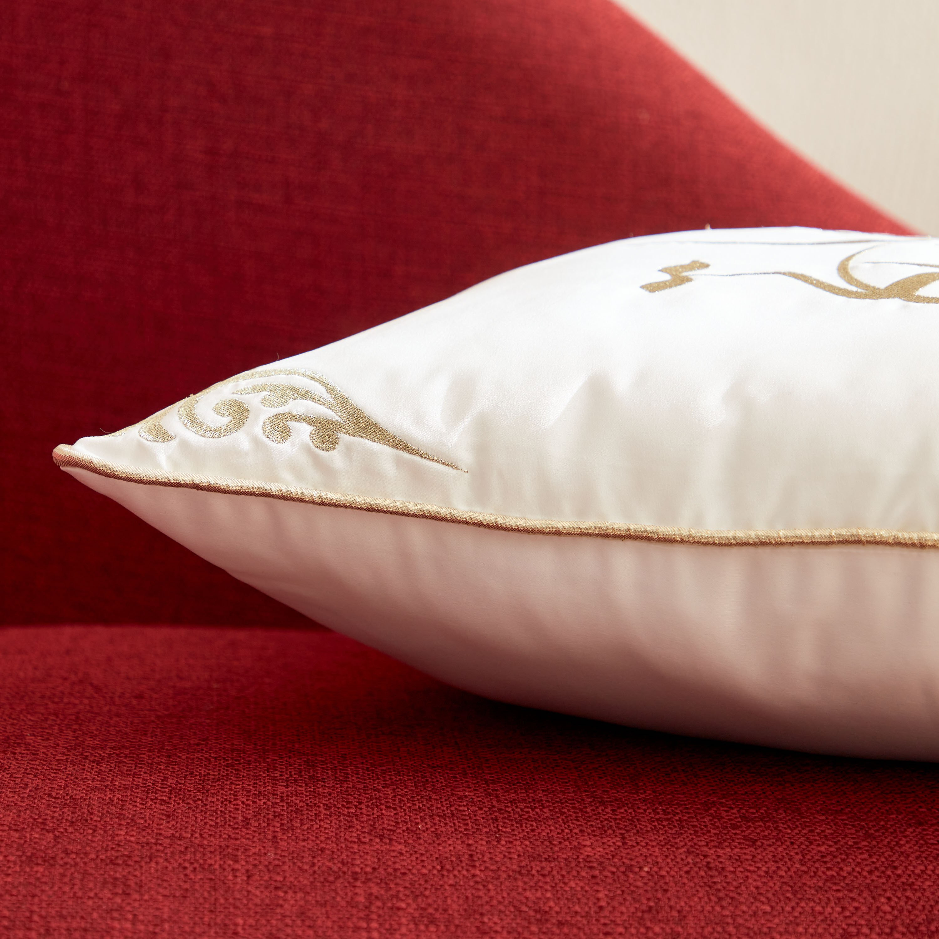 وسادة محشوة مطرزة من كاليجرافي - 45x45 سم-hbxlivingroom-furnishings-cushionsandcovers-filledcushions-image-3