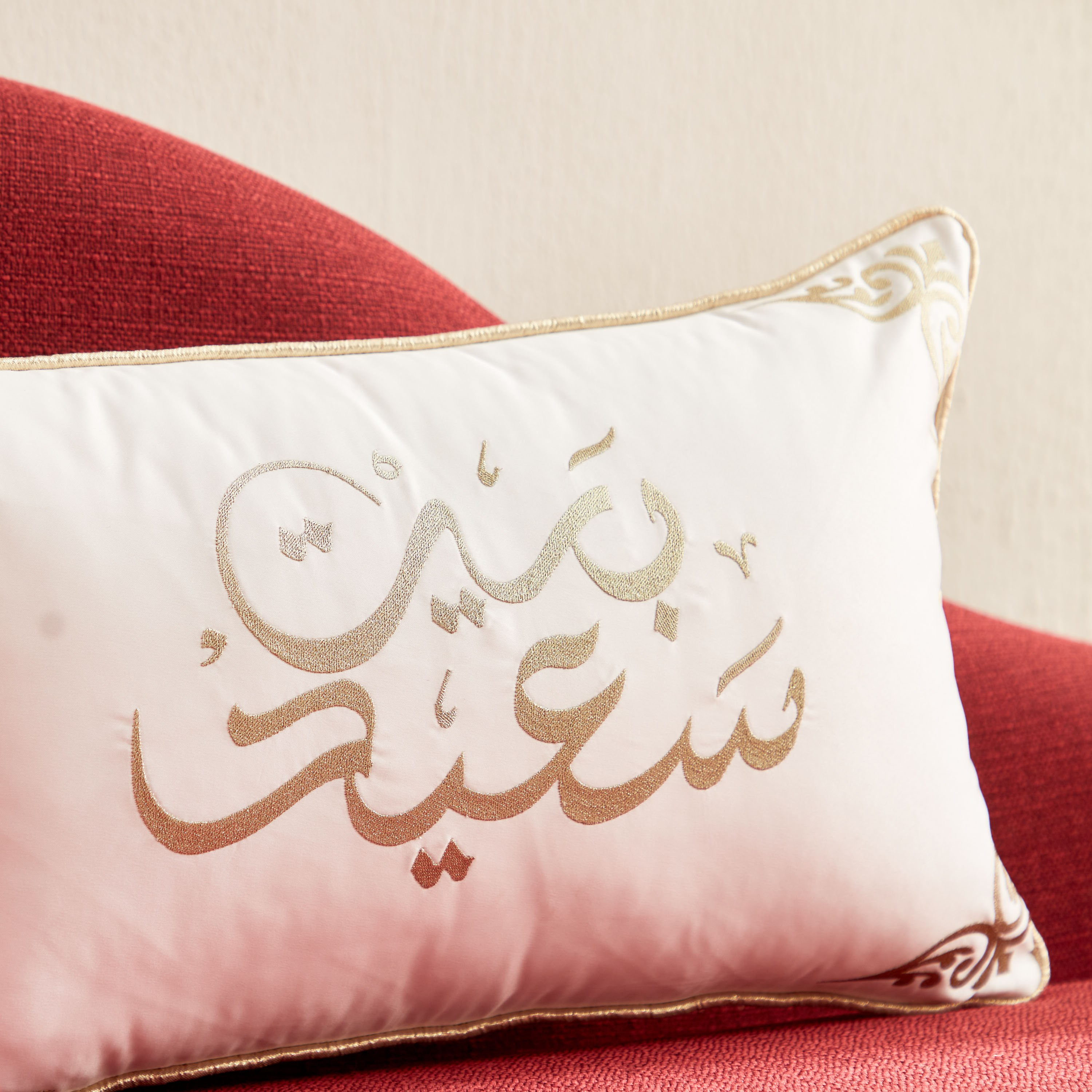 وسادة محشوة مطرزة  هابي هوم من كاليجرافي - 30x50 سم-hbxlivingroom-furnishings-cushionsandcovers-filledcushions-image-2